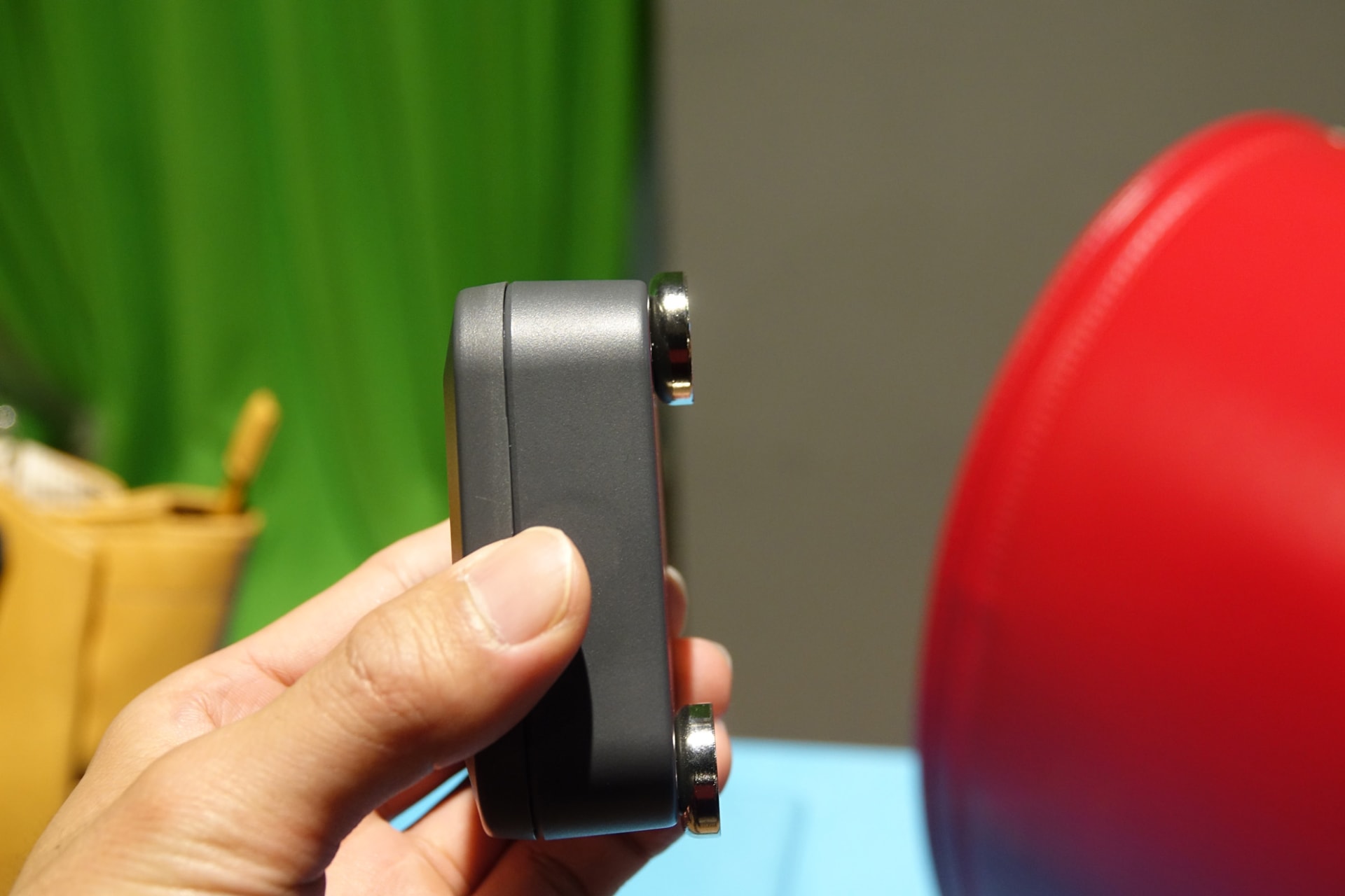 車載向けハードケース、マグネットで装着できる