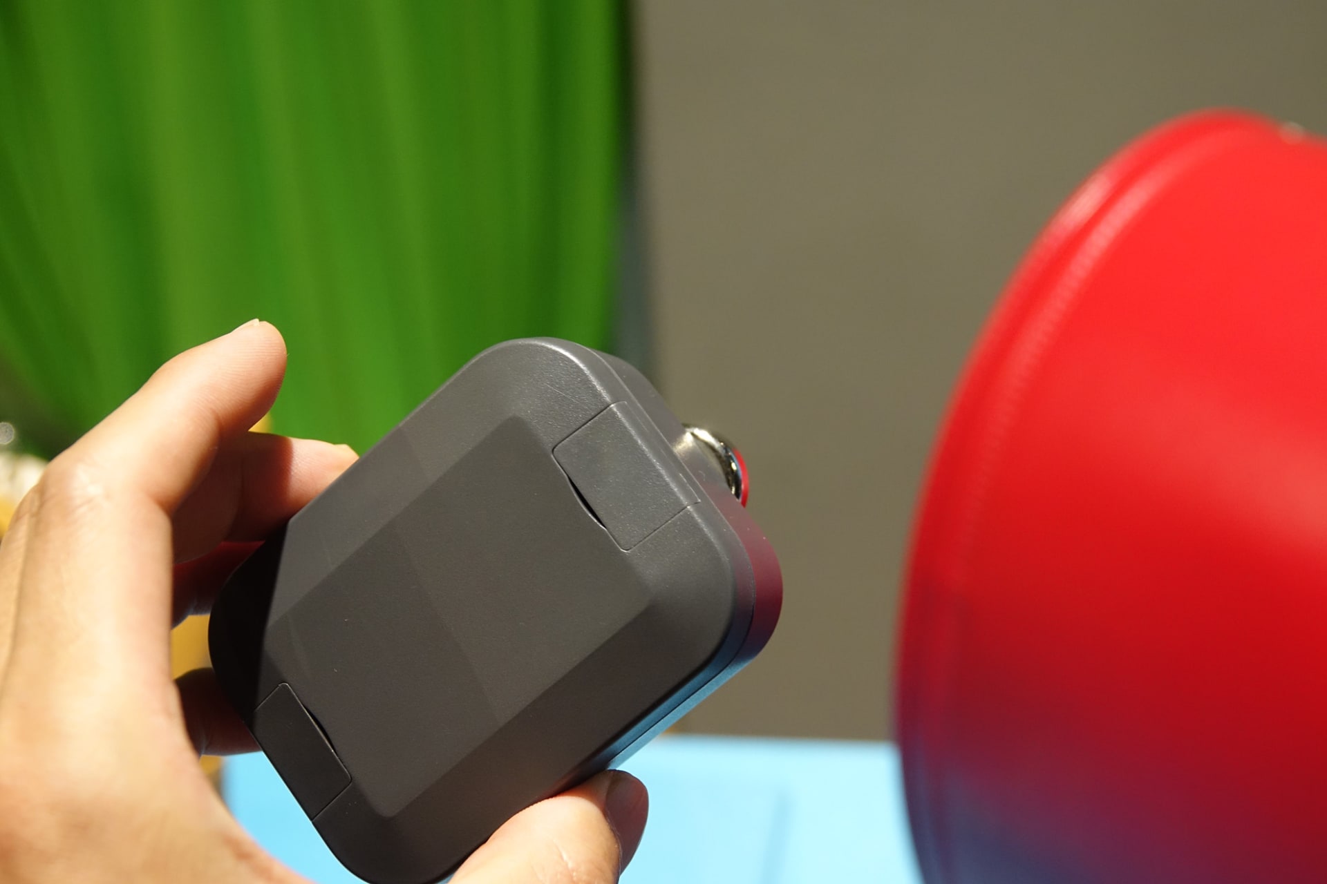 車載向けハードケース、マグネットで装着できる