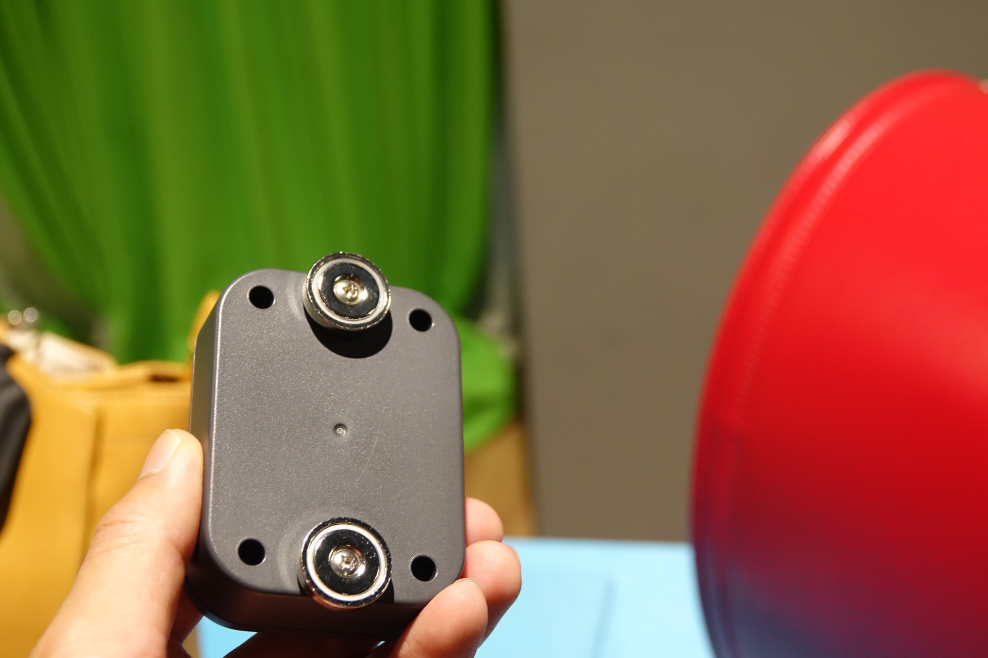 車載向けハードケース、マグネットで装着できる