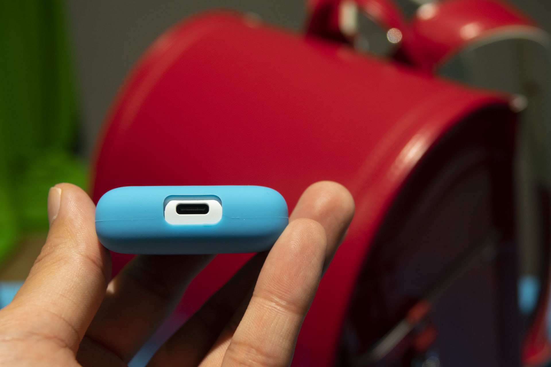 ソフトケースを装着したままでもボタン操作や充電ができる