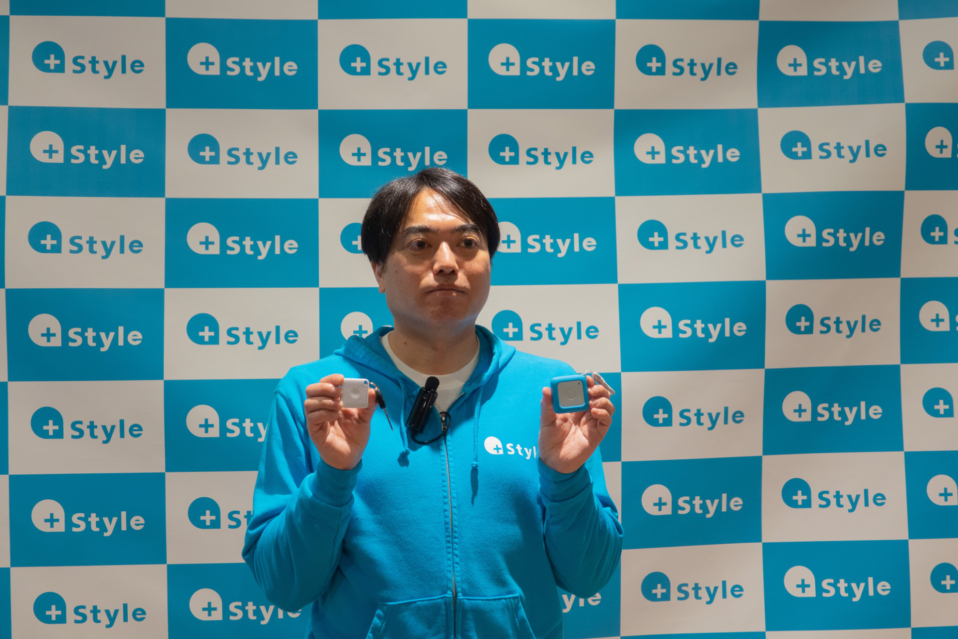 「まもサーチTag」（左）と「まもサーチ3」（右）を手に持つ近藤氏