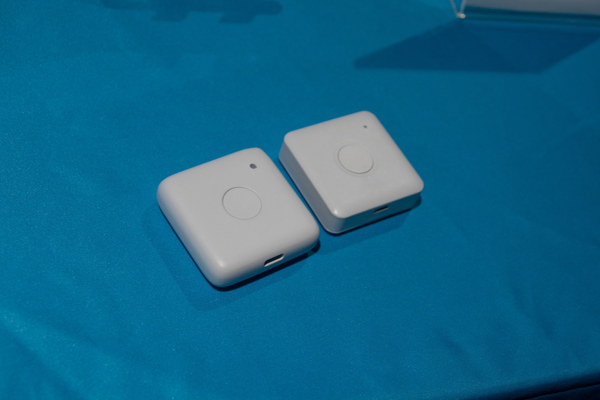 左が今回の「まもサーチ3」、右が先代モデル「まもサーチ2」。厚さやデザインが変更されている