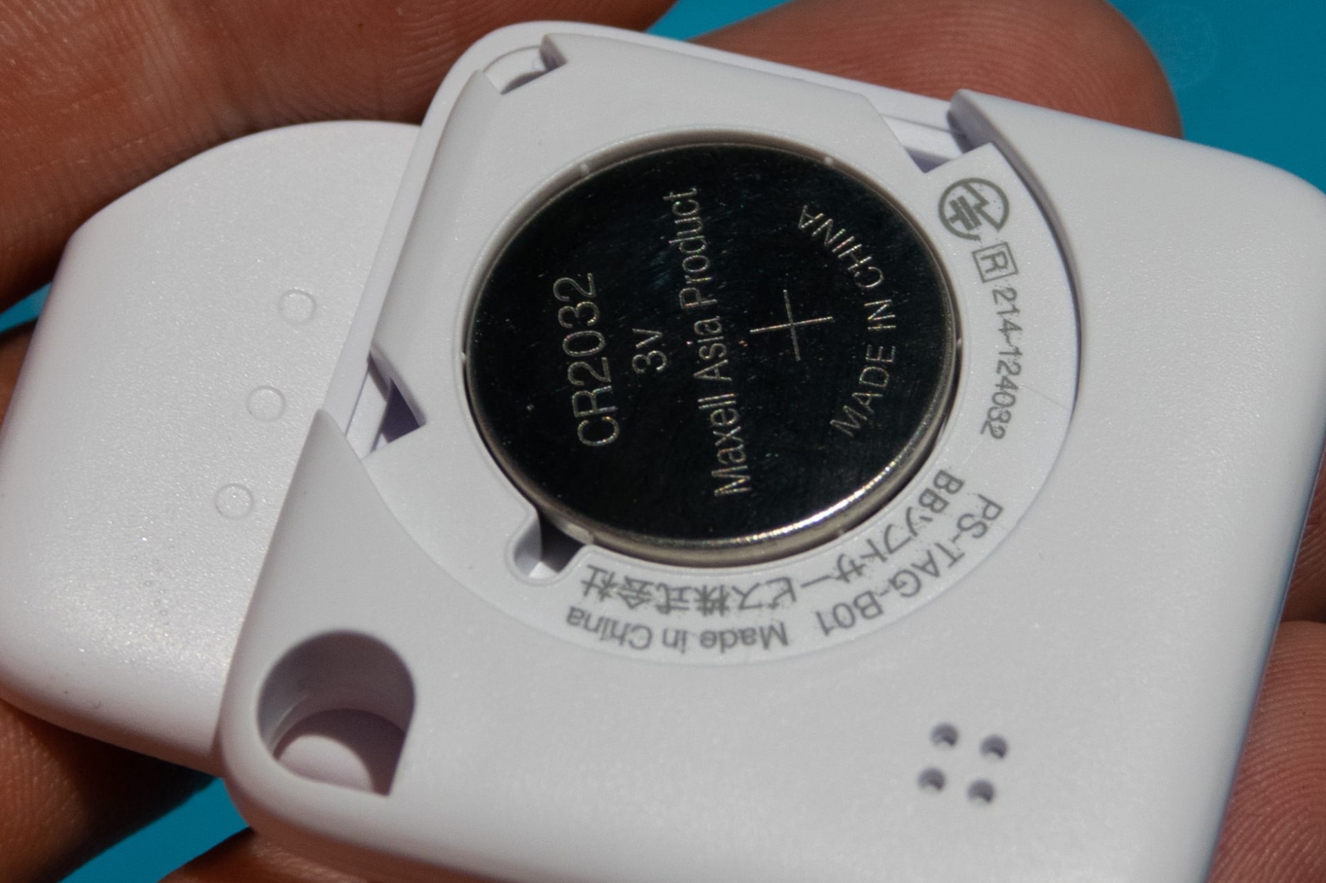 電源はボタン電池を使用