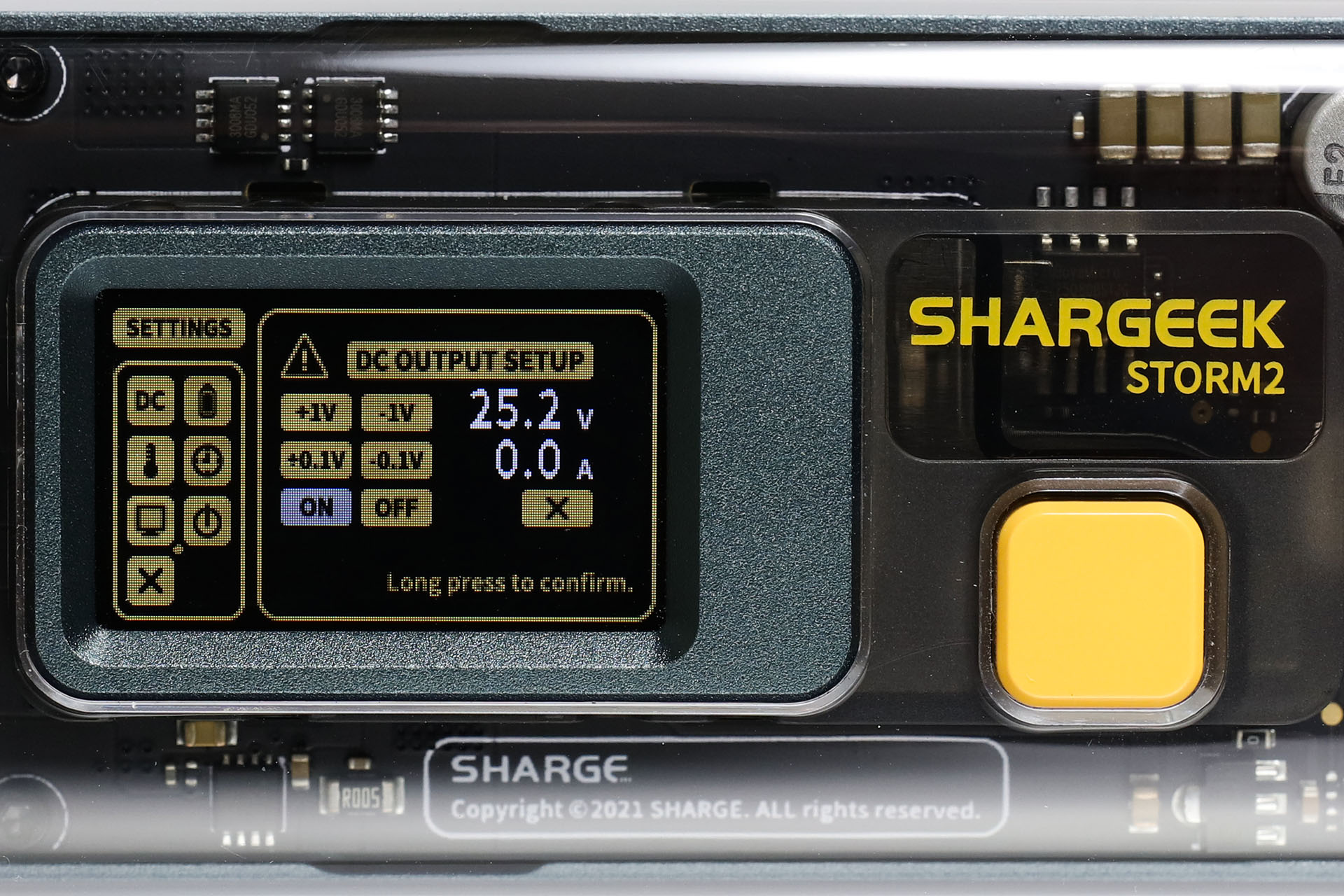 25.2V出力設定にした表示。最大電流は3Aまで。9.9〜75.6Wまで出せるポータブルな安定化電源として汎用できる。ちなみに、DC出力をオンに設定している場合はSHARGEEK「STORM2」を充電できない（入出力USB-C1ポートにデバイスを接続してはいけない）。