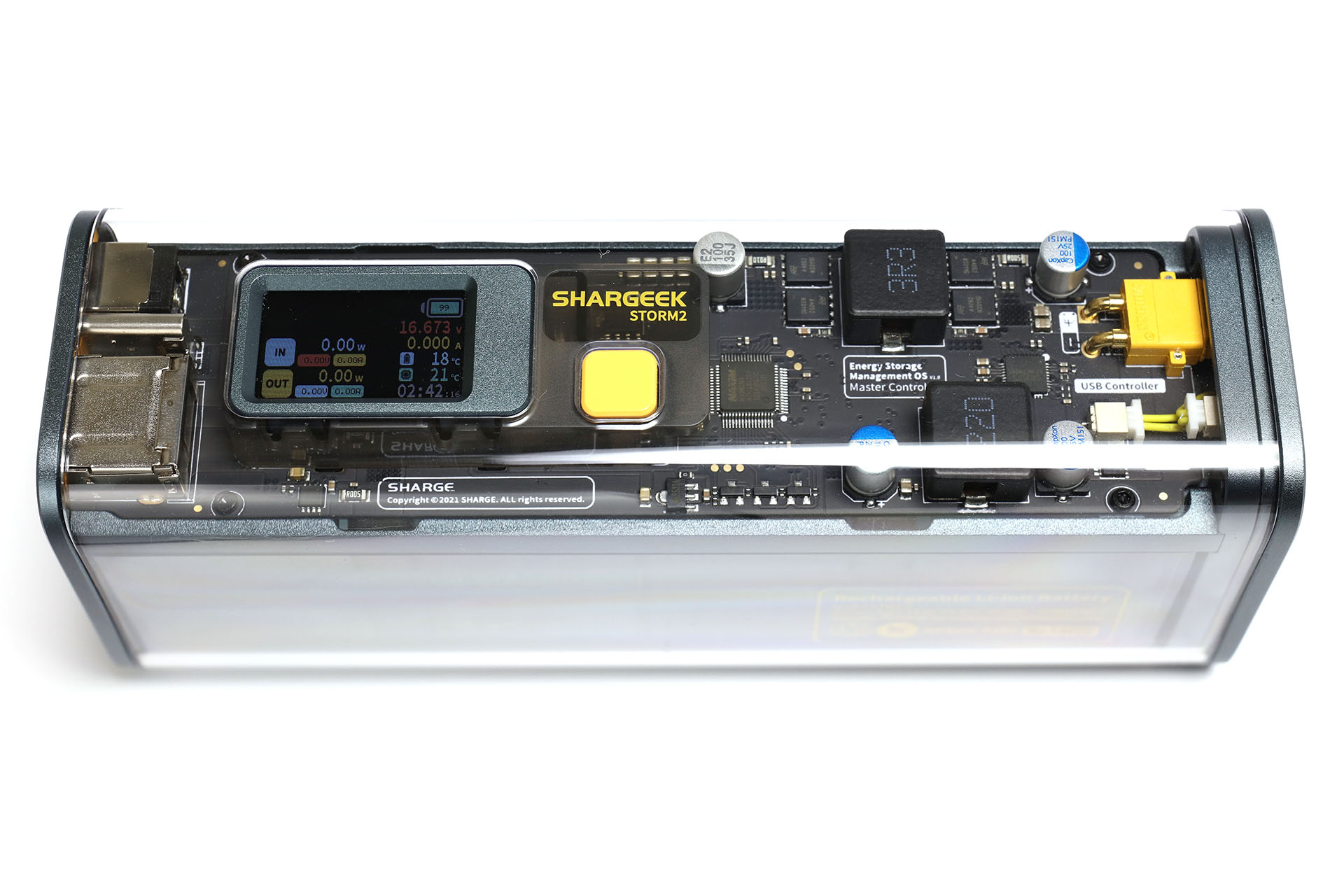 モバイルバッテリーを構成する電子部品が並ぶ基盤部分。これを見て楽しめる。