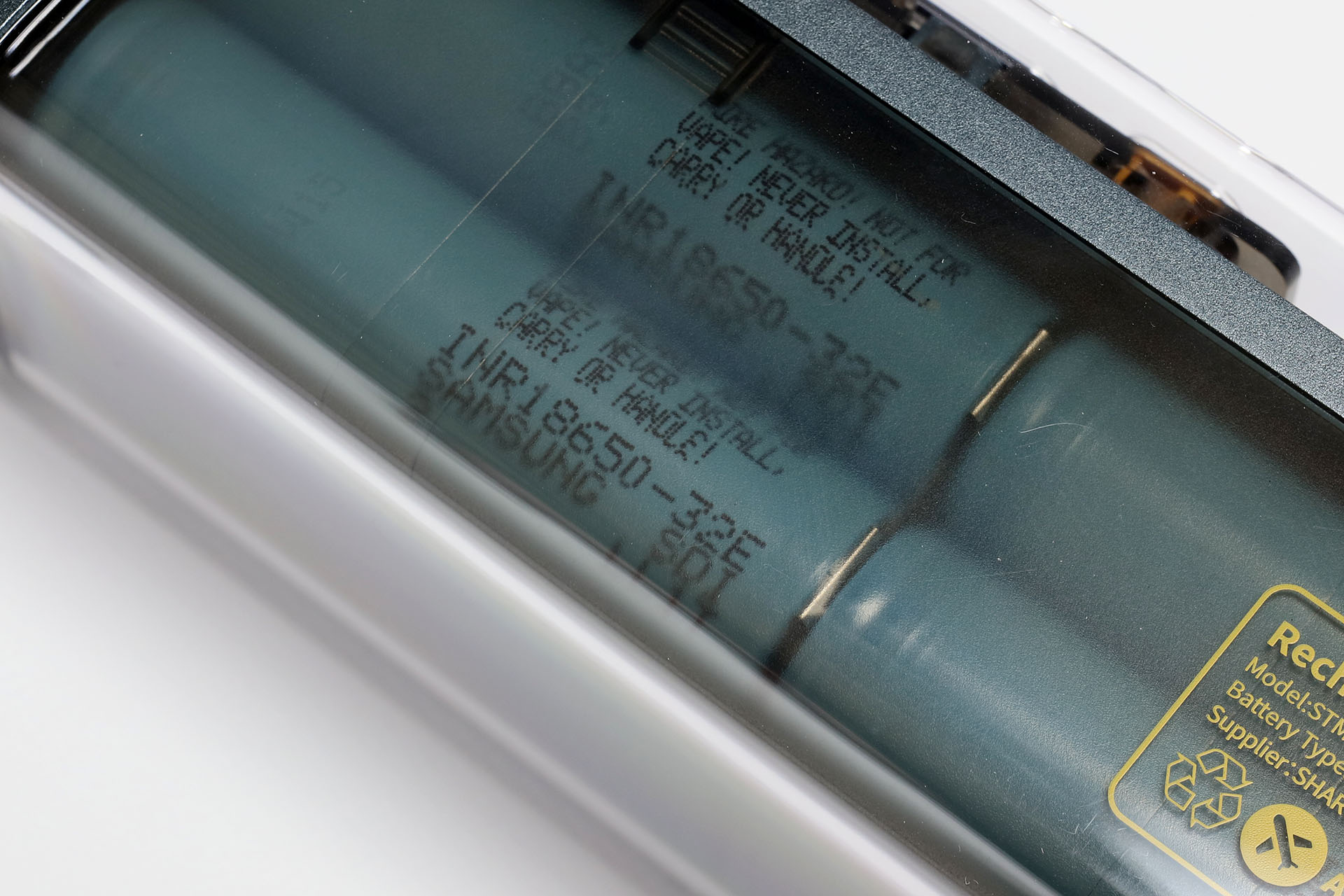 電池には「INR18650-32E」の刻印がある。INRはニッケル酸リチウムを電池の正極材として使用したセルで、ほかのタイプの18650二次電池に多い3.7Vより電圧が高い（4V〜4.2V）。ただSHARGEEK「STORM2」のようなモバイルバッテリーに使われる二次電池としては、この電圧は（変換・制御されるため）とくに問題とはならないようだ。