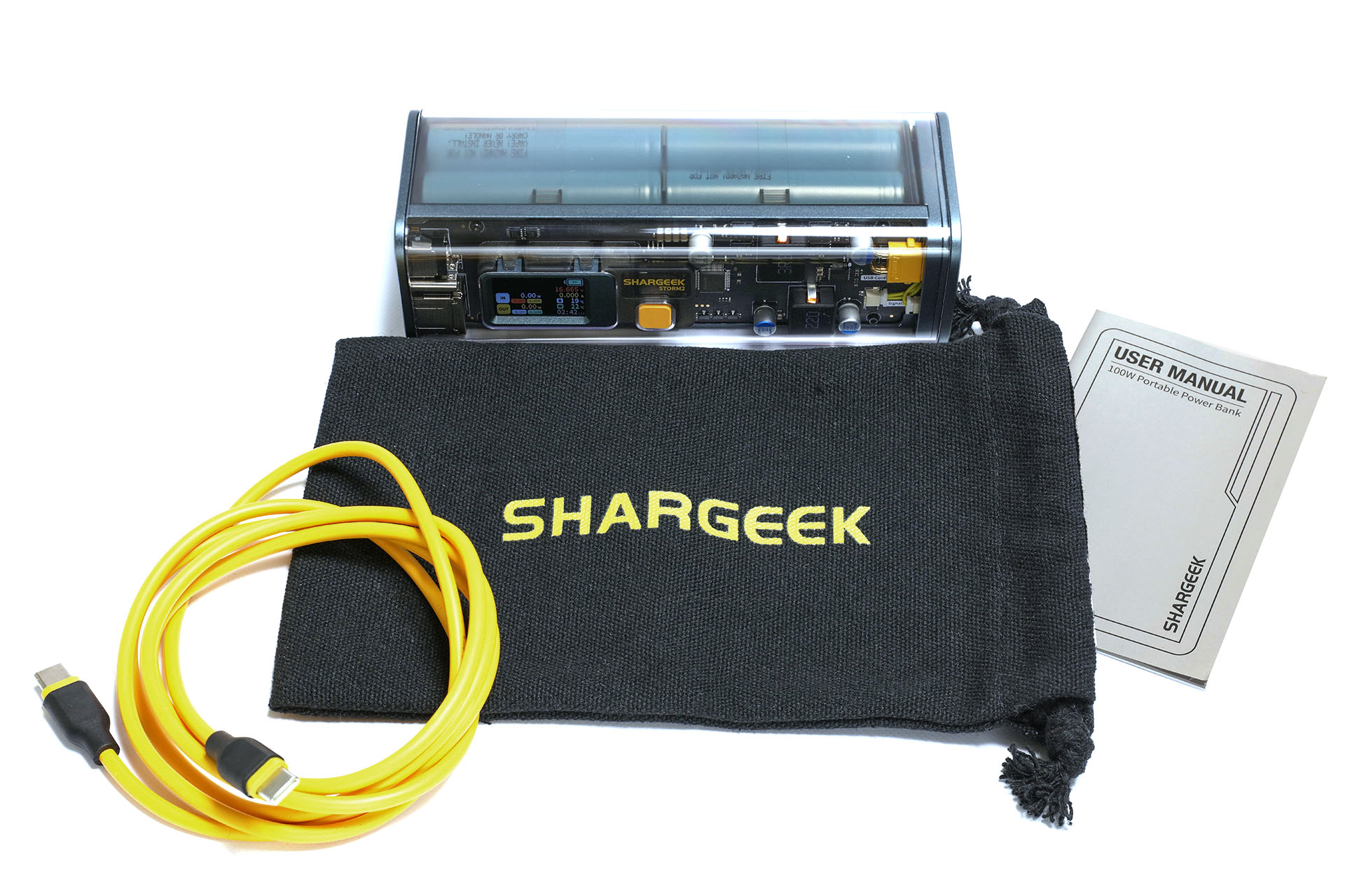 SHARGEEK「STORM2」のパッケージにはUSBケーブル（C-C）と説明書、それからコットン風生地の袋が付属する。