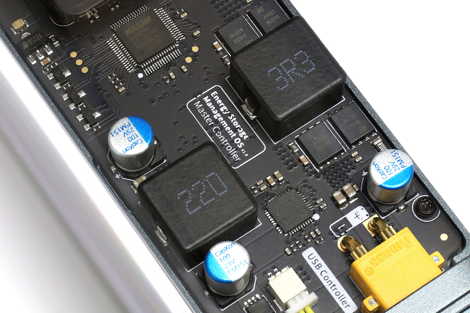 SHARGEEK「STORM2」の基板のレジスト（ソルダーレジスト）は黒。黒い部品が多いんだし黄色レジストとかにしちゃえば……とか思ったり。