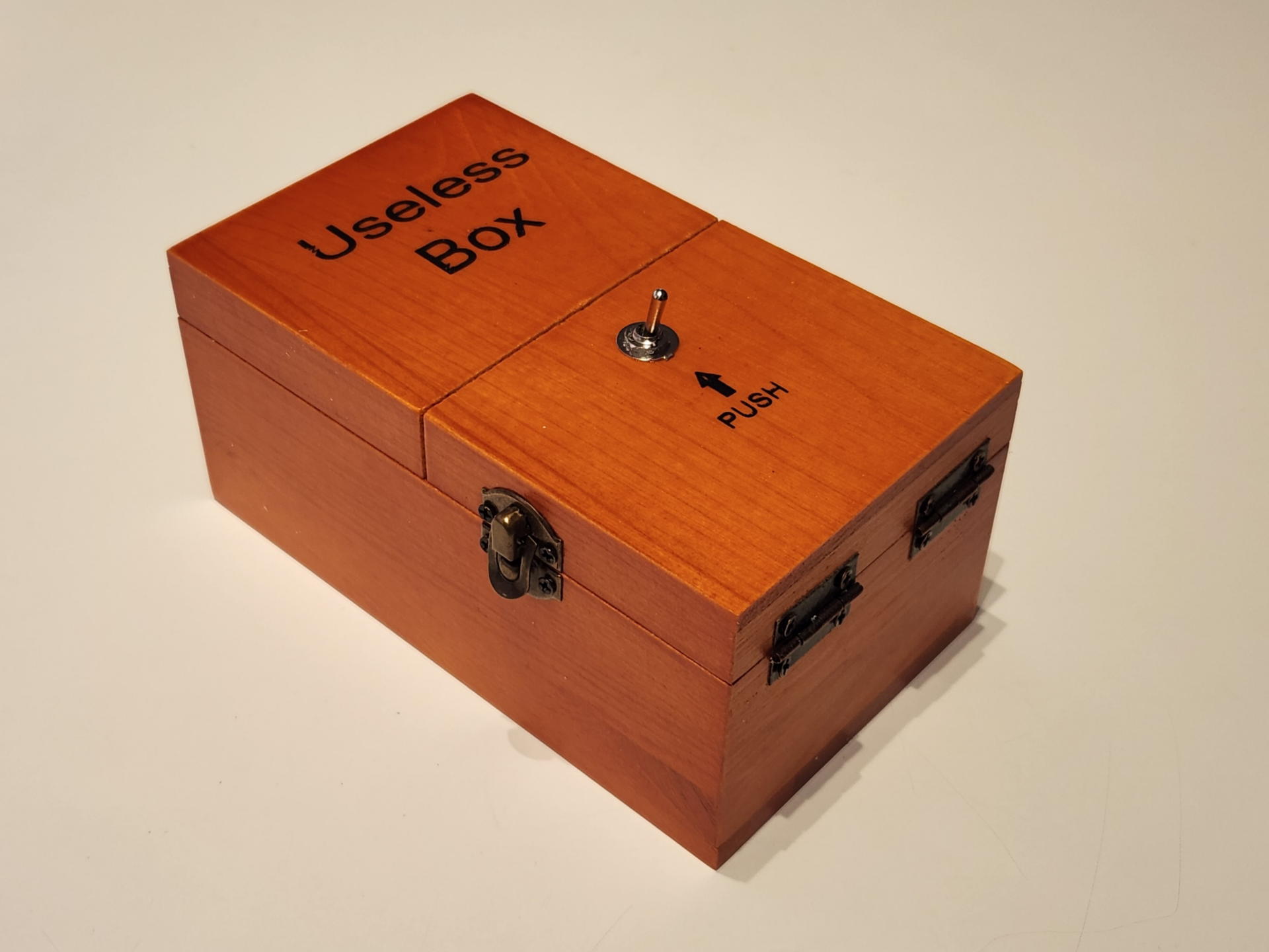 「Useless Box」は150×86×68㎜程度の木箱に単純なメカと奥深い着想の盛り込まれた歴史ある「うんちく系ガジェット」だ