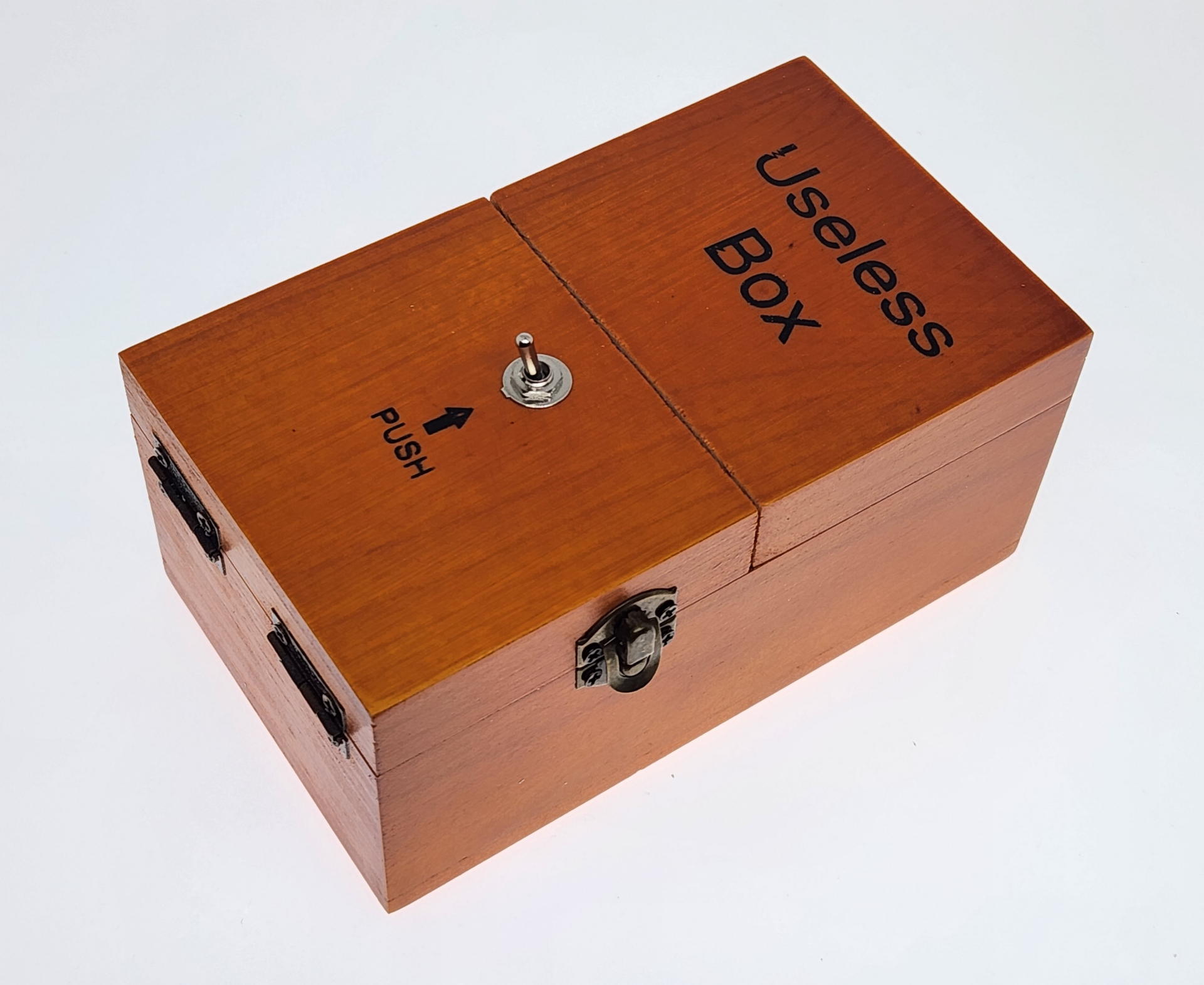 上面の蓋は一方は蝶番とパチン錠で固定されトグルスイッチの付いた物。もう一方は内部のロボットアームが押し上る蓋