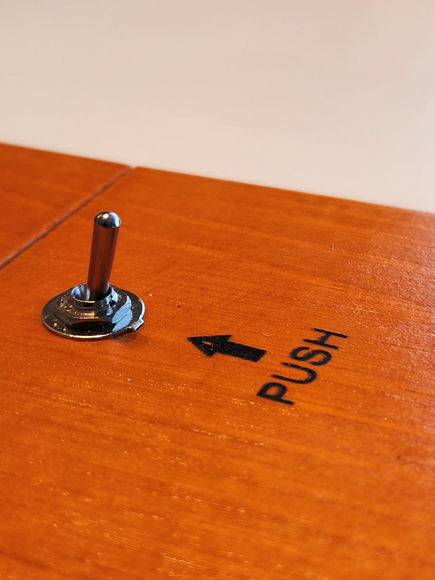 トグルスイッチのバーを前に押し倒すと超短いショーのスタートだ