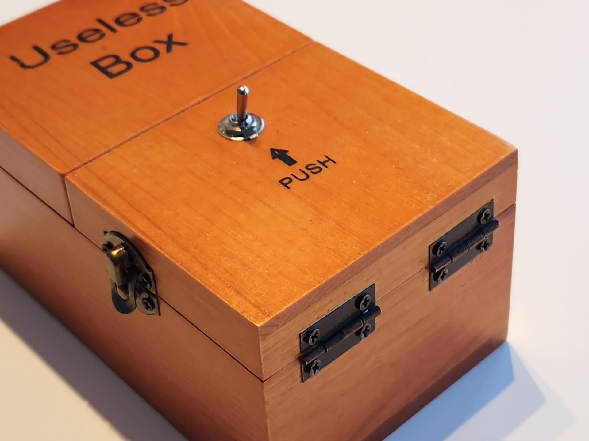 2個のパチン錠を開けると内部のメカの全容を見ることができる