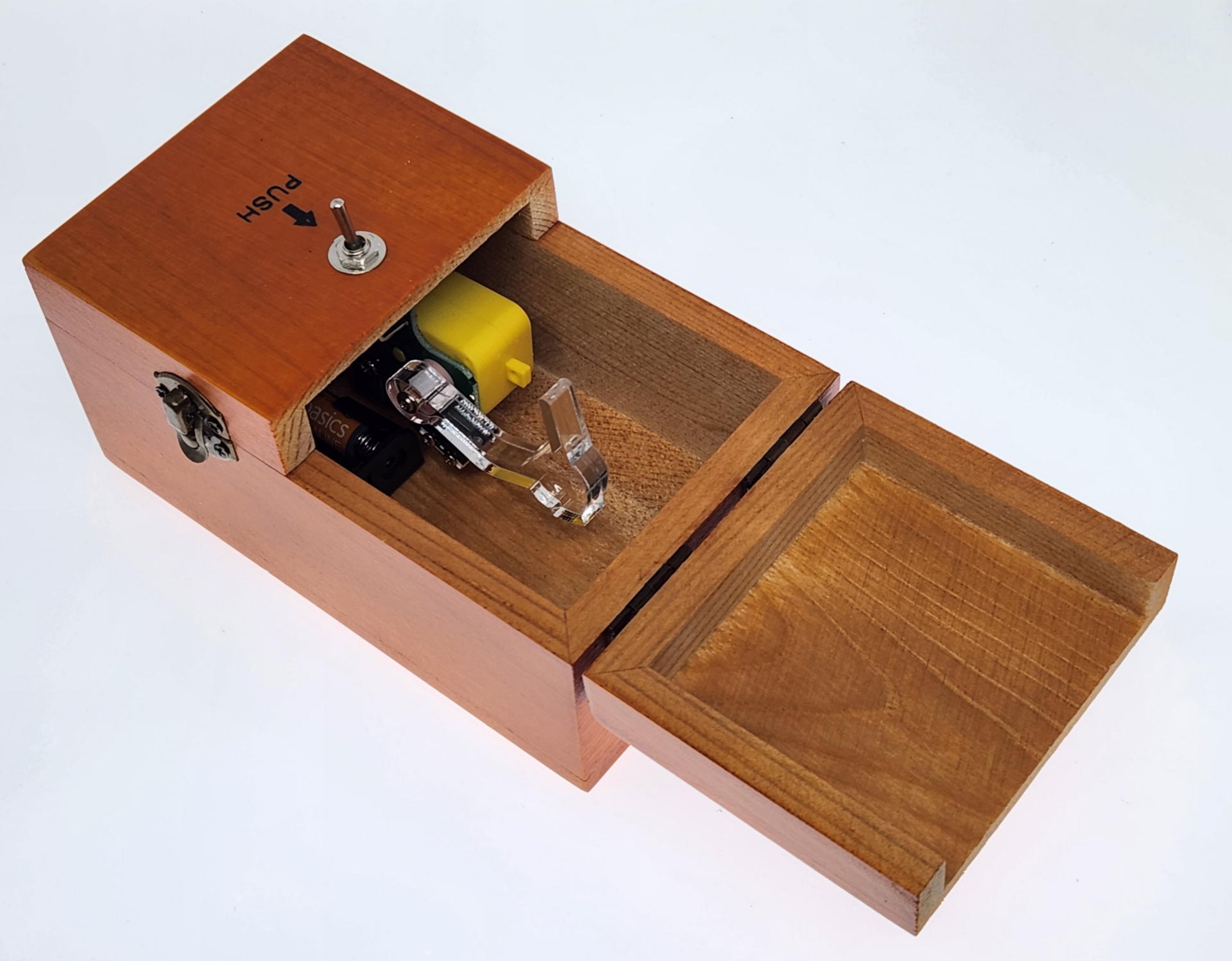 最初に目に入るのは指の格好に加工したアクリル板をカットしたモノ。素材のアクリルは少し興ざめだ。ここはやはり同じ硬い木で作って欲しい