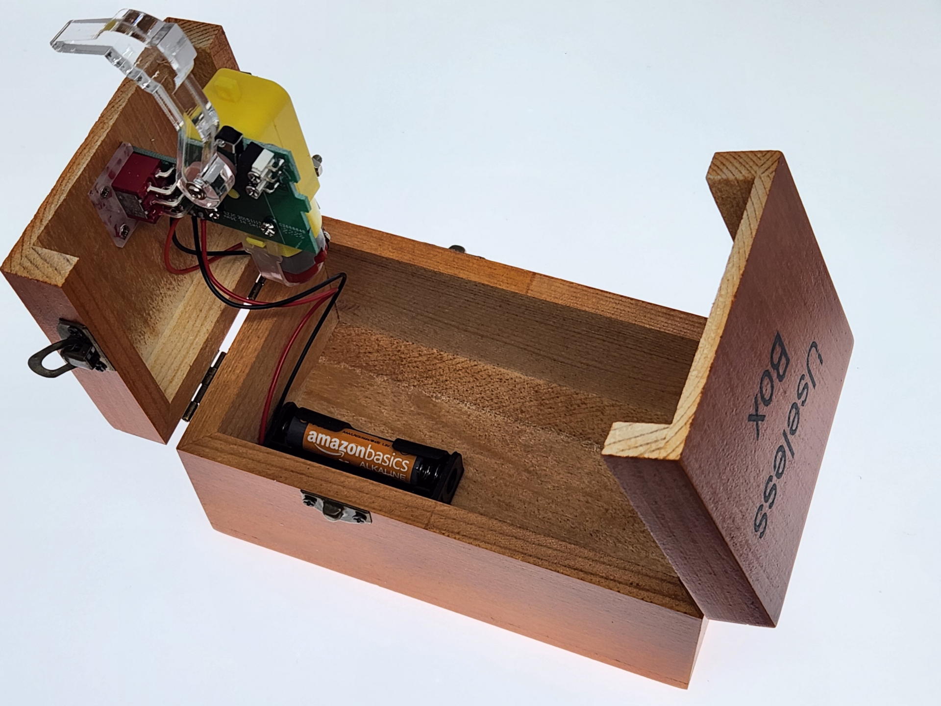 単4アルカリ乾電池2本で動作する。ロボットアームがトグルスイッチを押し戻すトルクはなかなかパワフルだ