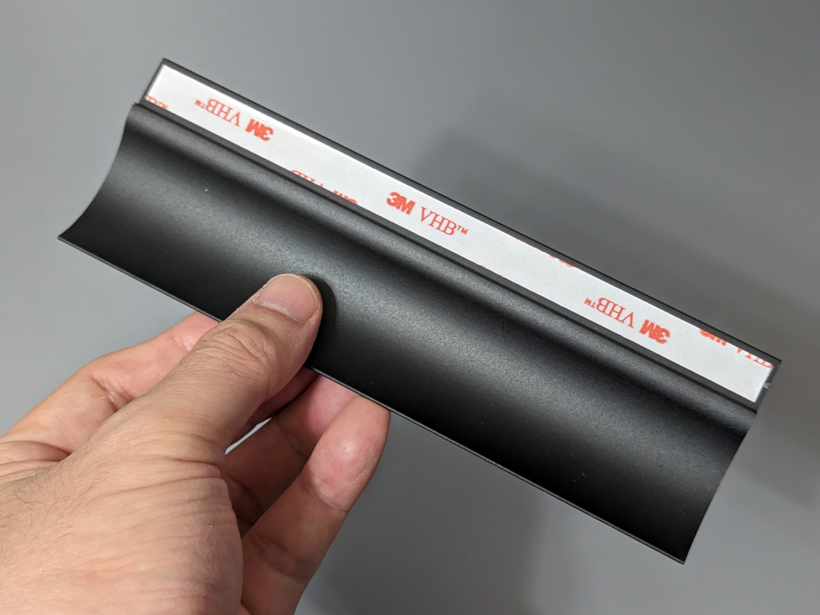 製品本体。上部の両面テープでディスプレイの手前に貼り付ける