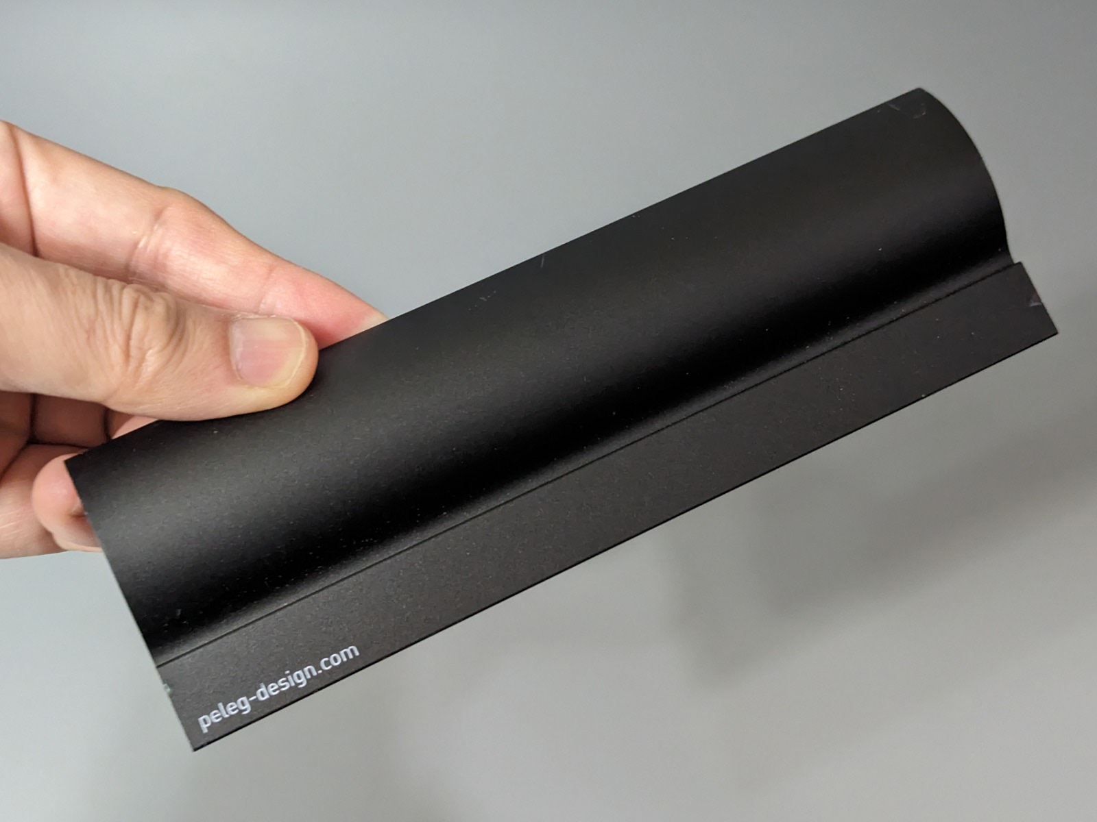 裏面。素材はアルミで磁石は吸着しない