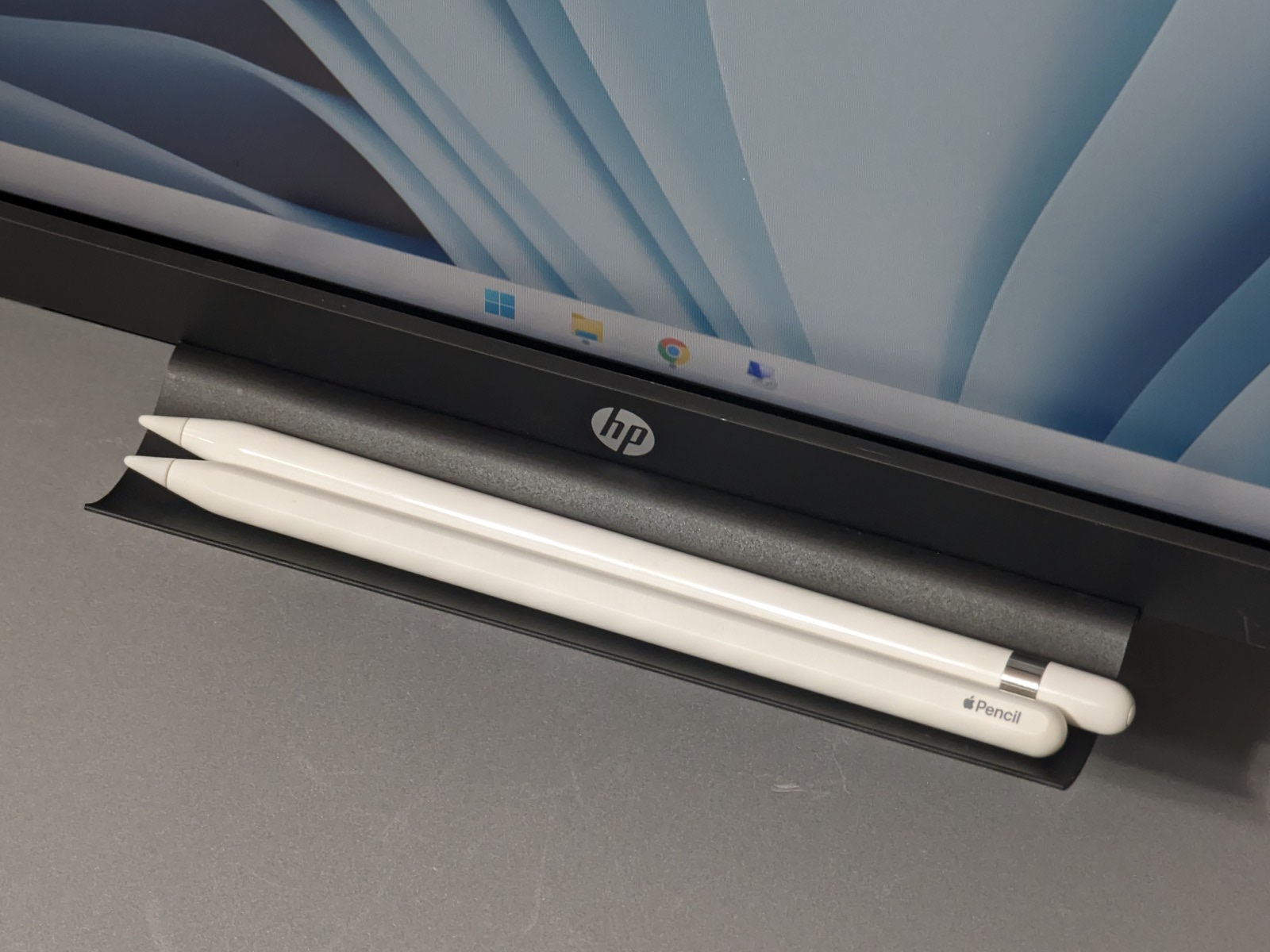 ディスプレイ手前に貼り付け、Apple Pencilを置いた状態。耐荷重は150g