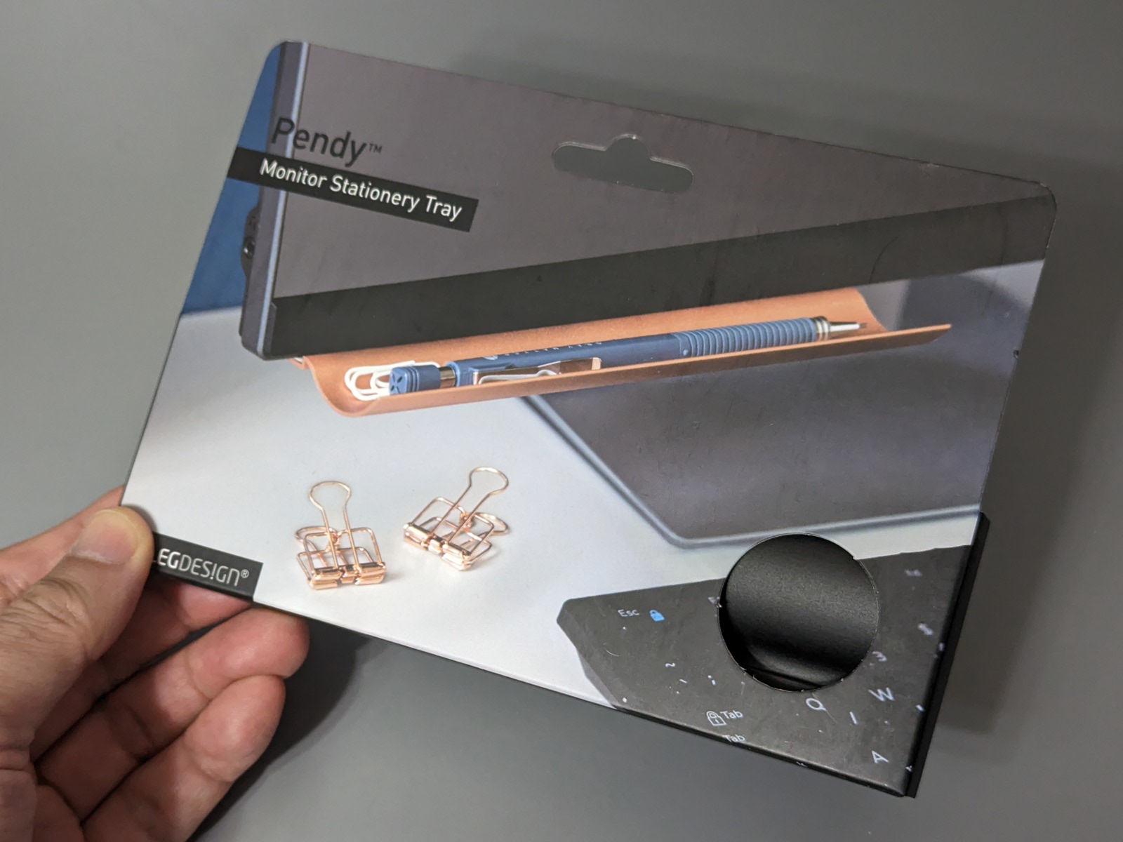 パッケージ。カラーは複数あるが、ディスプレイ本体の色と合わせたほうがよさそうだ