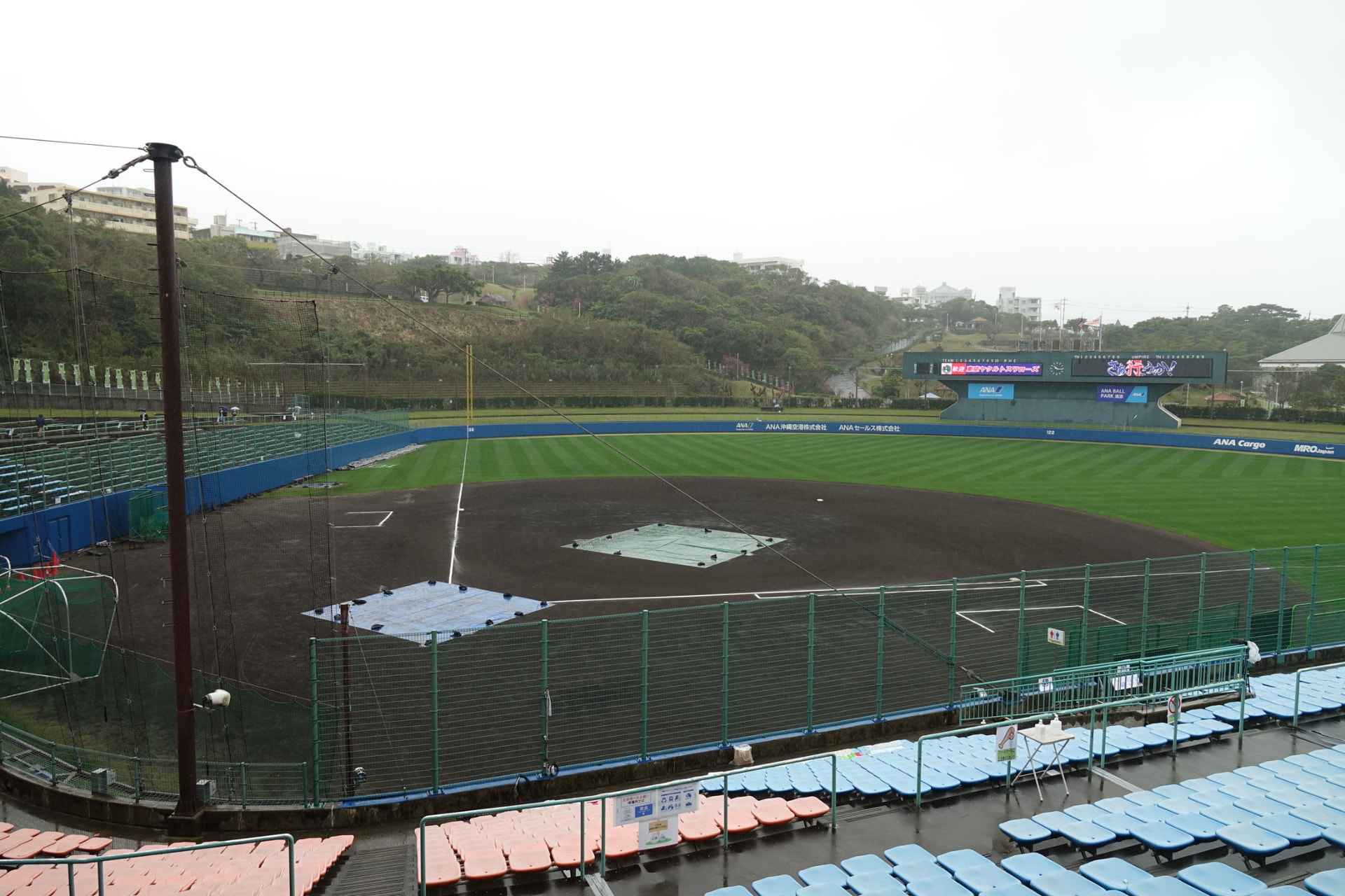 本来なら選手たちの練習姿が見られるが、あいにくの豪雨だった