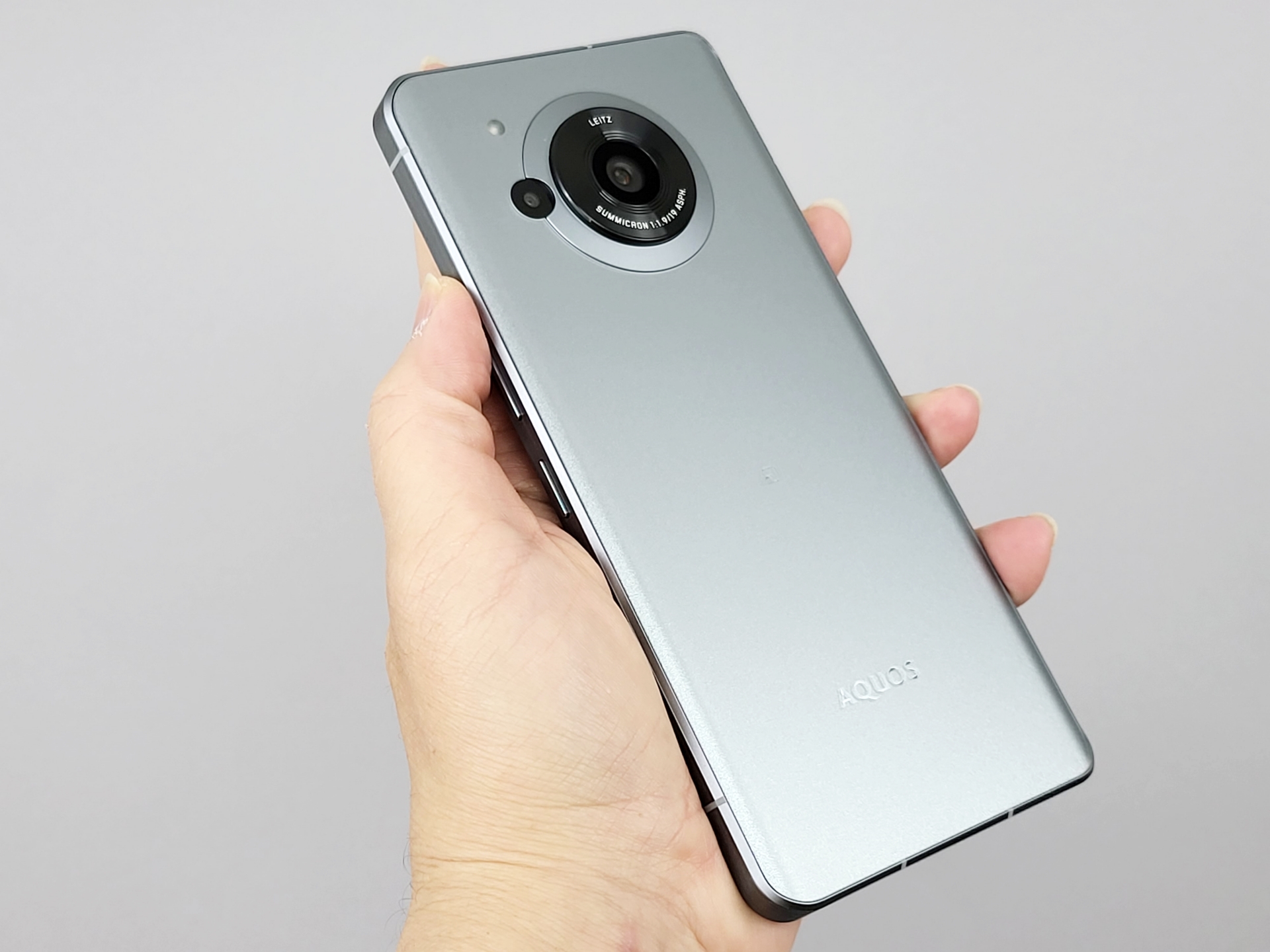 欲しいと思っていた22年夏モデル「AQUOS R7」。大きいが、不思議と手になじむ