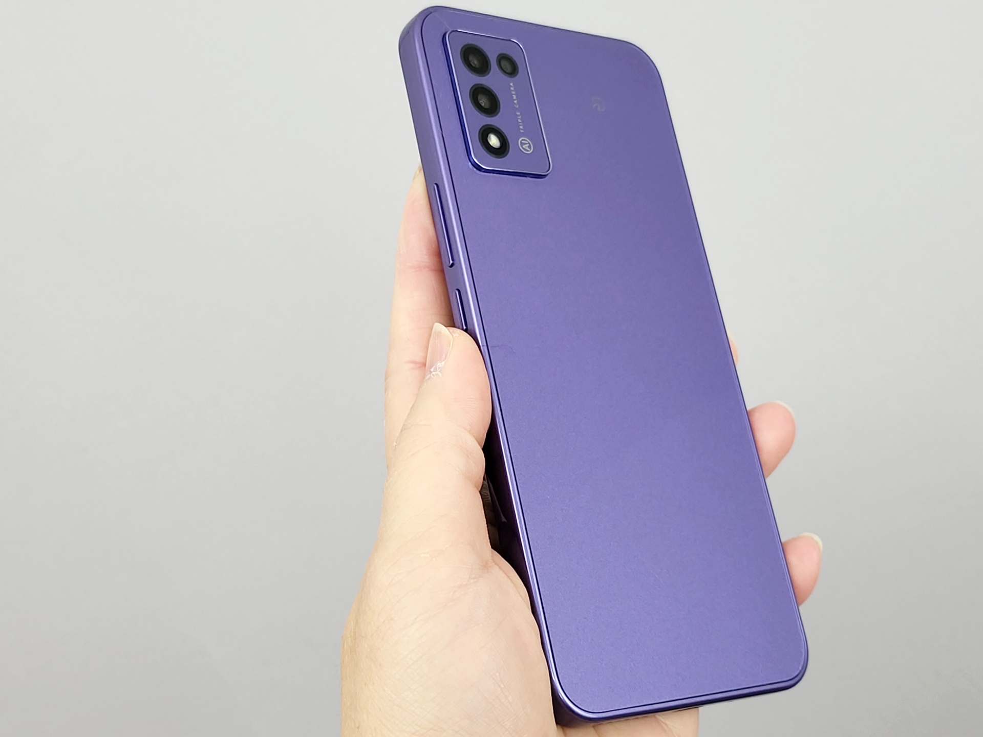 眼中になかった22年冬モデル「Libero 5G III」。エントリーモデルながら、有機ELディスプレイと画面内指紋センサー、被写界深度カメラ搭載による自然なボケのある写真撮影など、コスパのよいスマホだ