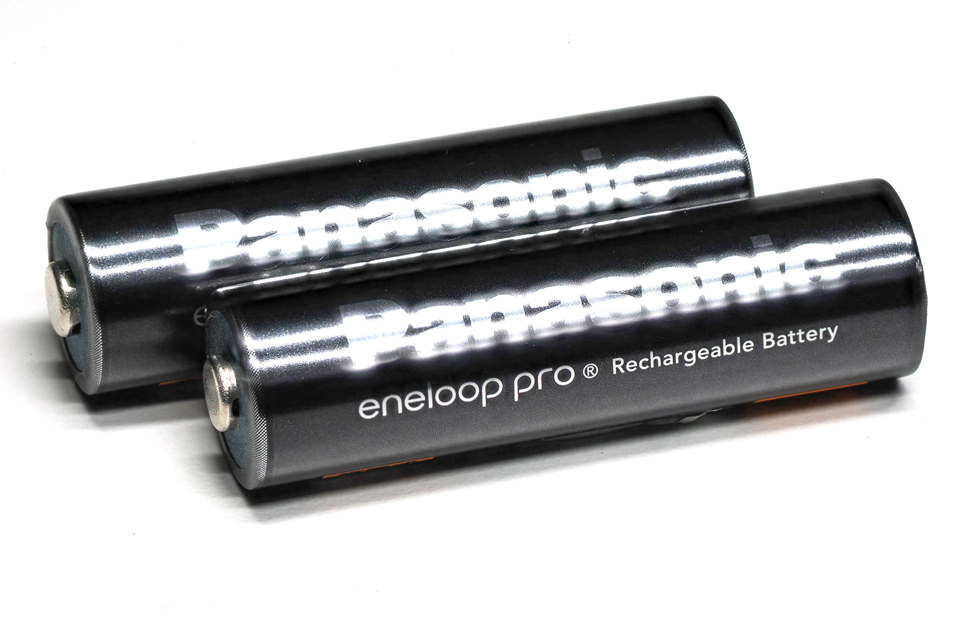 パナソニックのニッケル水素電池<a href="https://panasonic.jp/battery/charge/p-db/BK-3HCD4C.html" class="strong bn" target="_blank">「エネループPRO（eneloop pro）」</a>。充電すれば2000回以上繰り返して使えるとされている。