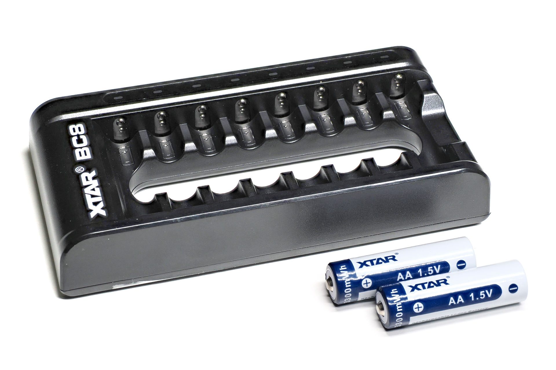 充電器も購入。「専用品を使え」とのことだったので、そのとおりに専用品である<a href="https://amzn.asia/d/g1nmhyV" class="strong bn" target="_blank">XTAR「BC8」</a>というのを購入。