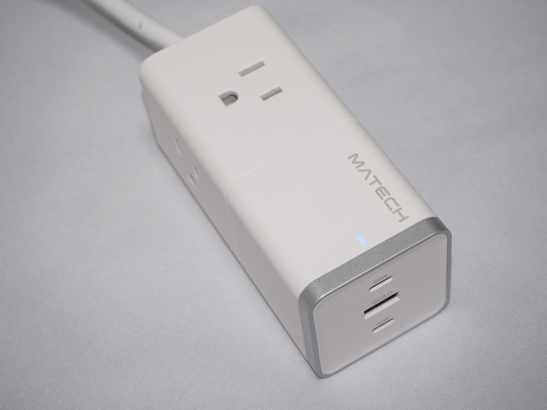 MATECHの「Sonicharge 65W Combo」は小型のBluetoothスピーカーくらいのサイズ感ながら、AC端子×3とUSB端子×3を備えた充電器として利用できる