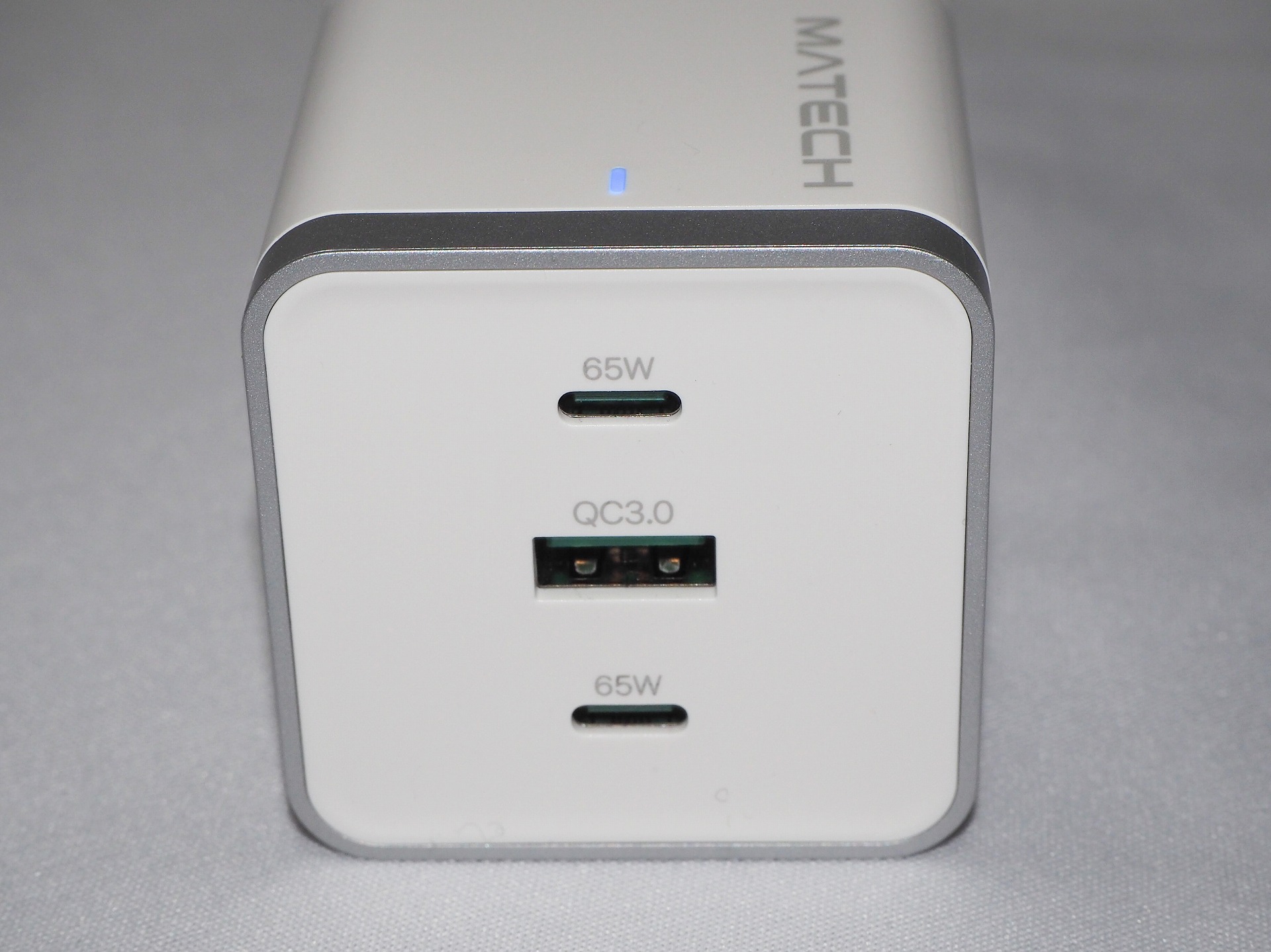 USB端子はType-Cが2つとType-Aが1つ。この手の充電器では多く見られる、機器を接続する数に応じて出力が変化する仕組みだ