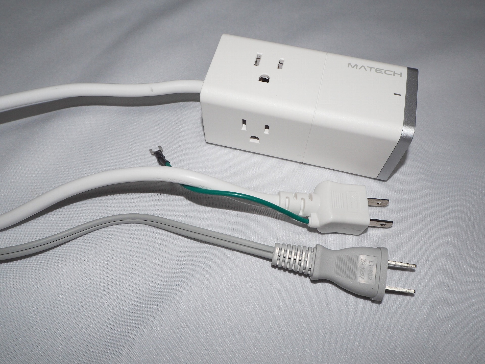 最大の弱点は電源ケーブルの太さ。一般的な電源ケーブル（下）と比べてもかなり太いので取り回しは不便だ