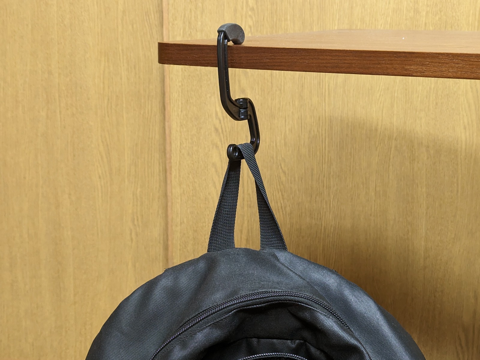 こちらは一般的な使い方。飲食店などで床に荷物を置かずに済むので便利だ