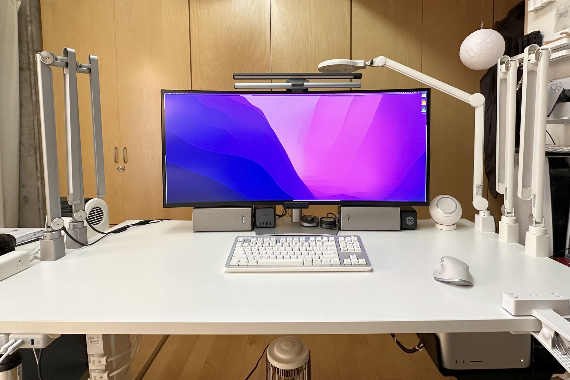 最近の俺的物理デスクトップ。この机周辺に5つのUSB-ACアダプター（USBポート複数）がありつつ、MagSafe充電器やACマルチタップがある。それらはすべて手が届く範囲にあり、ココだけですべてのバッテリー駆動アイテムの充電が可能である