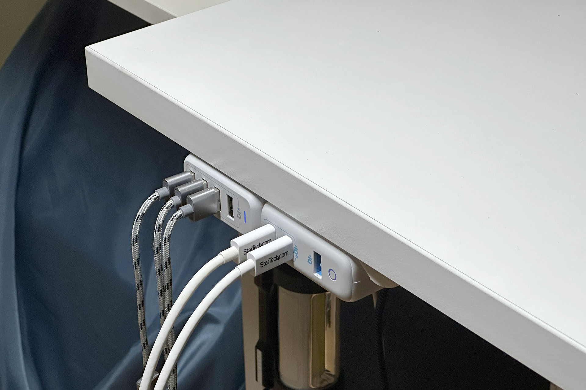 デスク手前左コーナー下には2つのUSB-ACアダプターが。この使い方が超絶便利っス