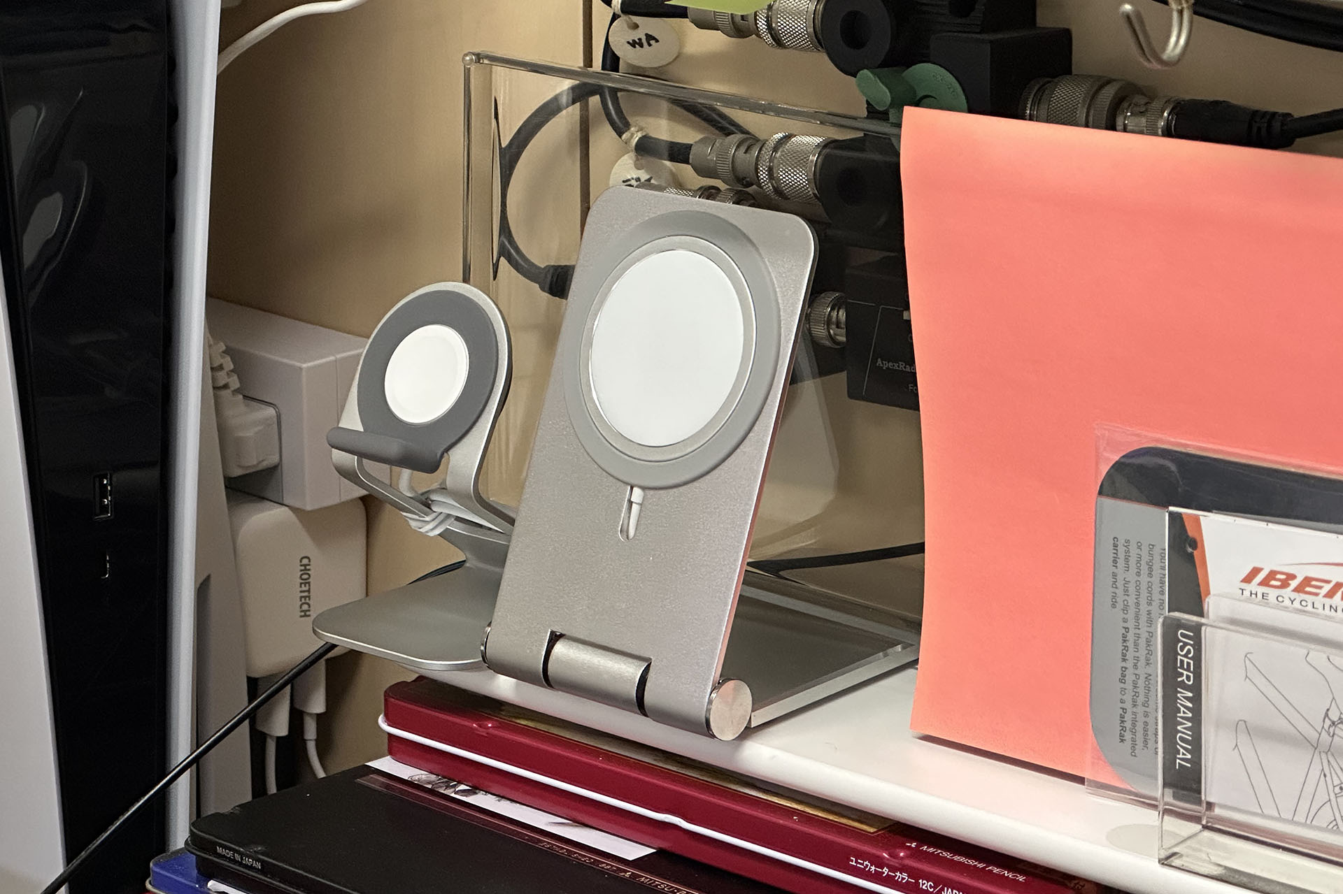 デスク右側にはApple Watch充電器とMagSafe充電器が。んんん〜、まあ普通かニャ