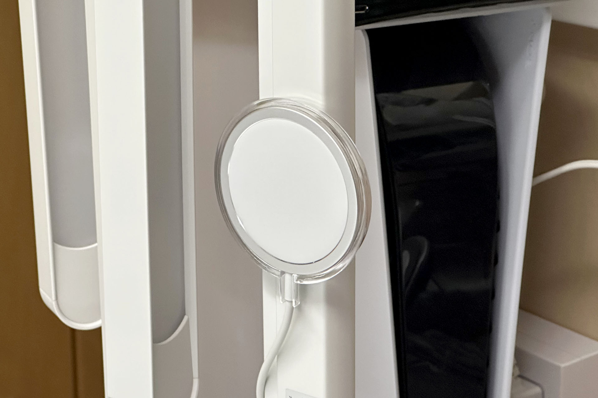 これは実験的にMagSafe充電器の使い方を模索している様子。案外イイかも！　てな感じで模索が進行中である