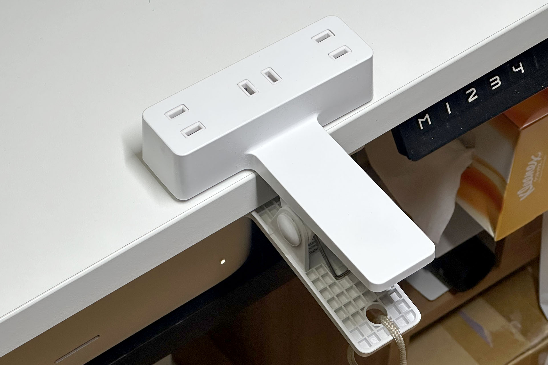 2021年の発売と同時に飛びついたT字型のクリップ式マルチタップ。モノはエレコム「T-KF03-23シリーズ」で、メーカー価格は3619円。机の端などにクリップして使えて、安定性が高くてとても便利
