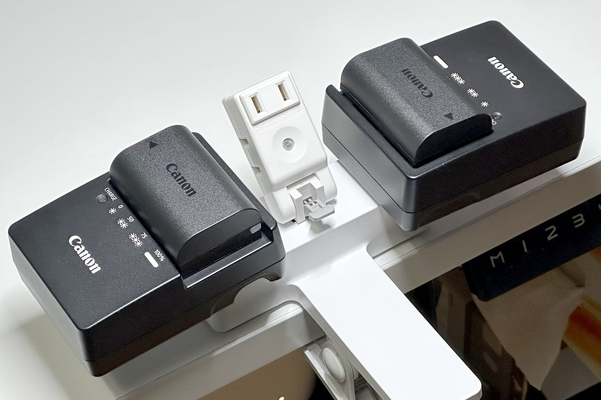 キヤノン「LC-E6」を3個セットするのは無理なので、このようなアダプターを介して……