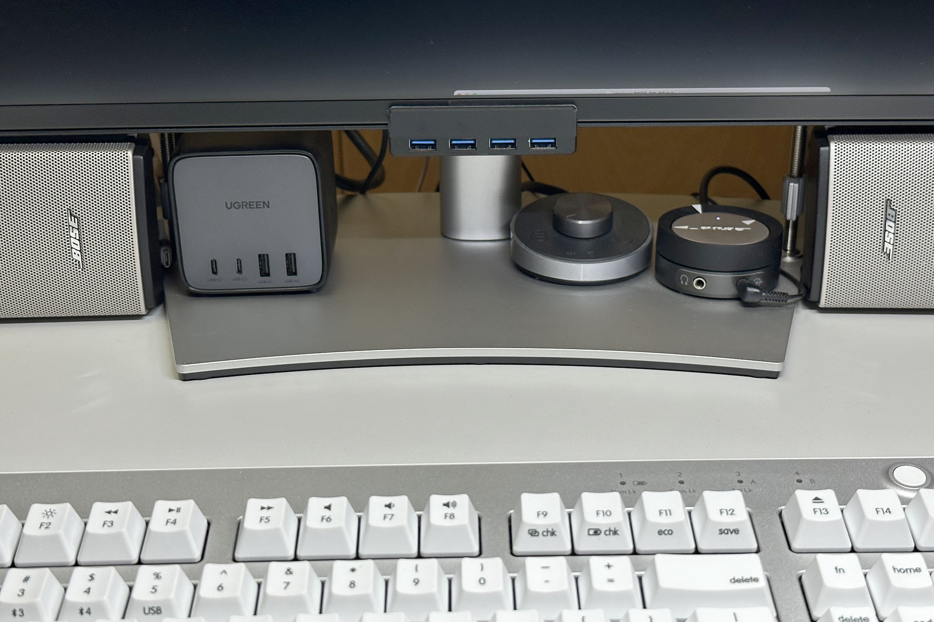 そして速攻で探すじゃないですかぁ〜。するとAmazonで<a href="https://amzn.asia/d/8D3HghH" class="strong bn" target="_blank">「UGREEN DigiNest Cube 65W」</a>とかいうのを見つけたじゃないですかぁ〜。すぐ買って置いたらピッタリじゃないですかッ!!!　キたゼ!!!