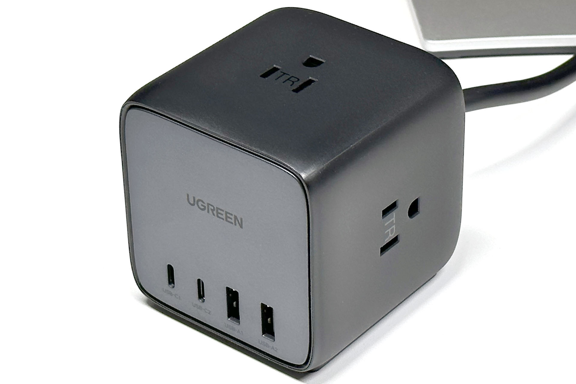「UGREEN DigiNest Cube 65W」は、USC-C×2とUSB-A×2の給電ポートを備えたマルチタップ。出力は、USBポート合計65W（詳細な出力表はAmazon販売ページにある）＋ACアウトレット合計1250Ｗ。サイズは約7.7×7.6×7.6cm。メーカー価格は7980円だが、Amazonでは頻繁にセールなど行われているようで、6000円台で買える