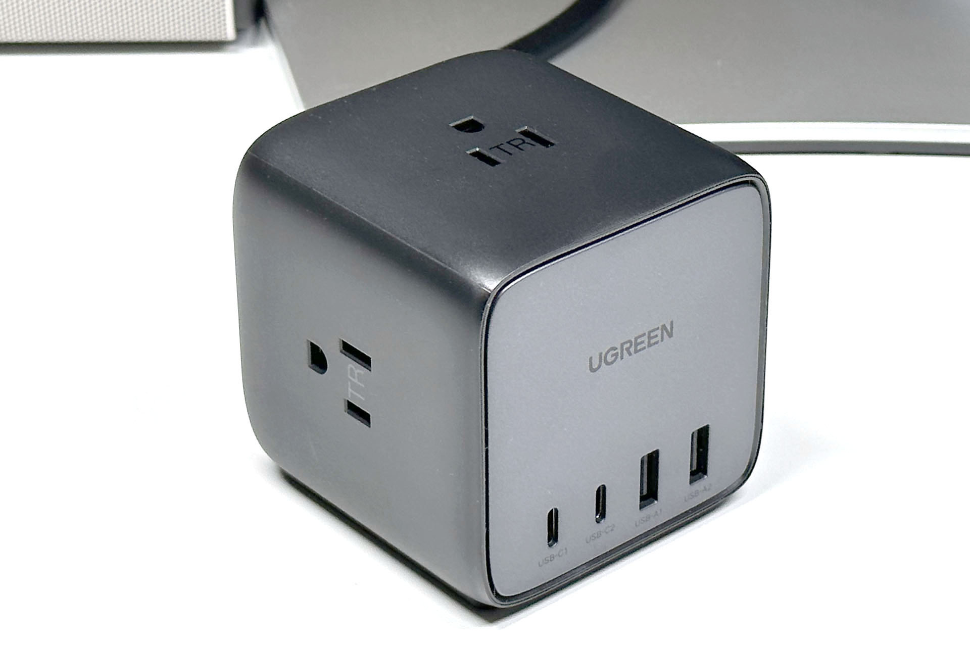 本体の左右と上にACアウトレット（コンセント）がある