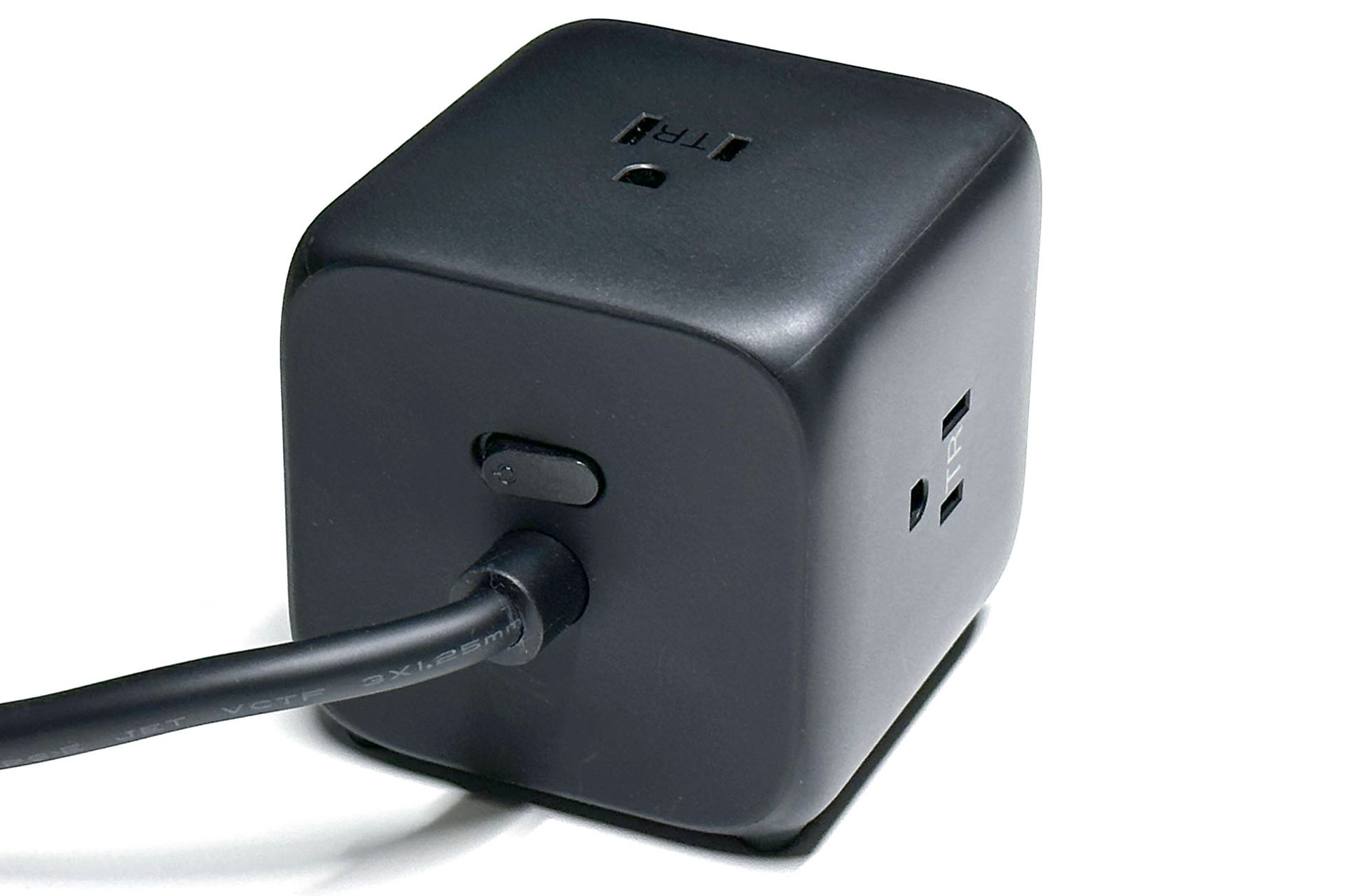 背面には一括集中スイッチがあり、ACアウトレットおよびUSB給電をまとめてオンオフできる。本体前面右には通電を示すLEDがあり点灯するが、一括集中スイッチをオフにするとLEDは完全に見えなくなる