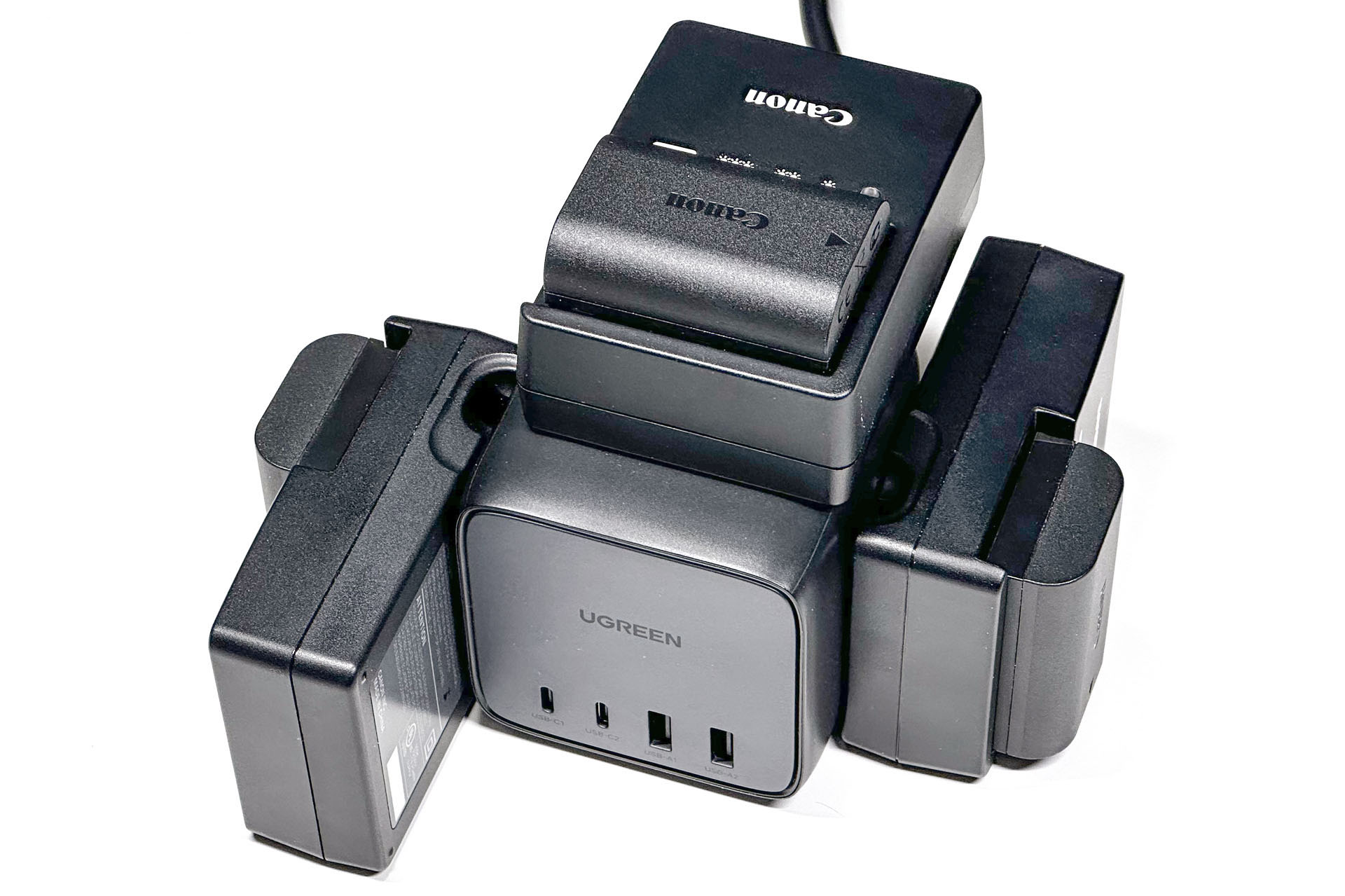 そしてアダプターなどを追加することなく、キヤノン「LC-E6」を3個セットできるんだゼぇ〜!!!