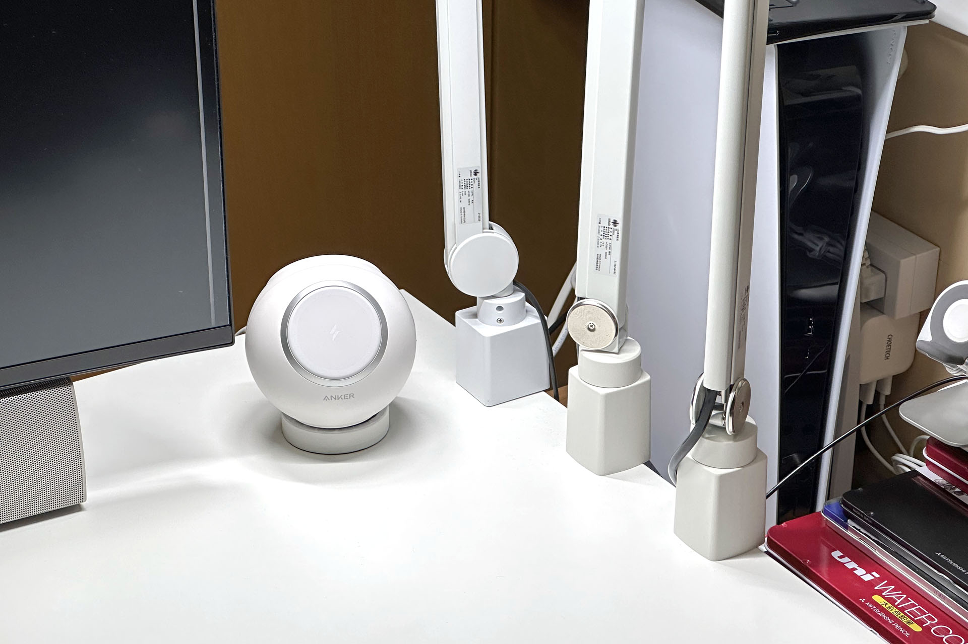 デスク右側奥にあるAnker球型のコレ、あんまり使わなくなったなぁ……MagSafe充電器として使えるのでたまに使うが。いろいろ接続するとなると安定性がイマイチなんスよね、球型だから。一応下に鉄の重りを貼り付けているが、それでも十分な安定性って感じではない