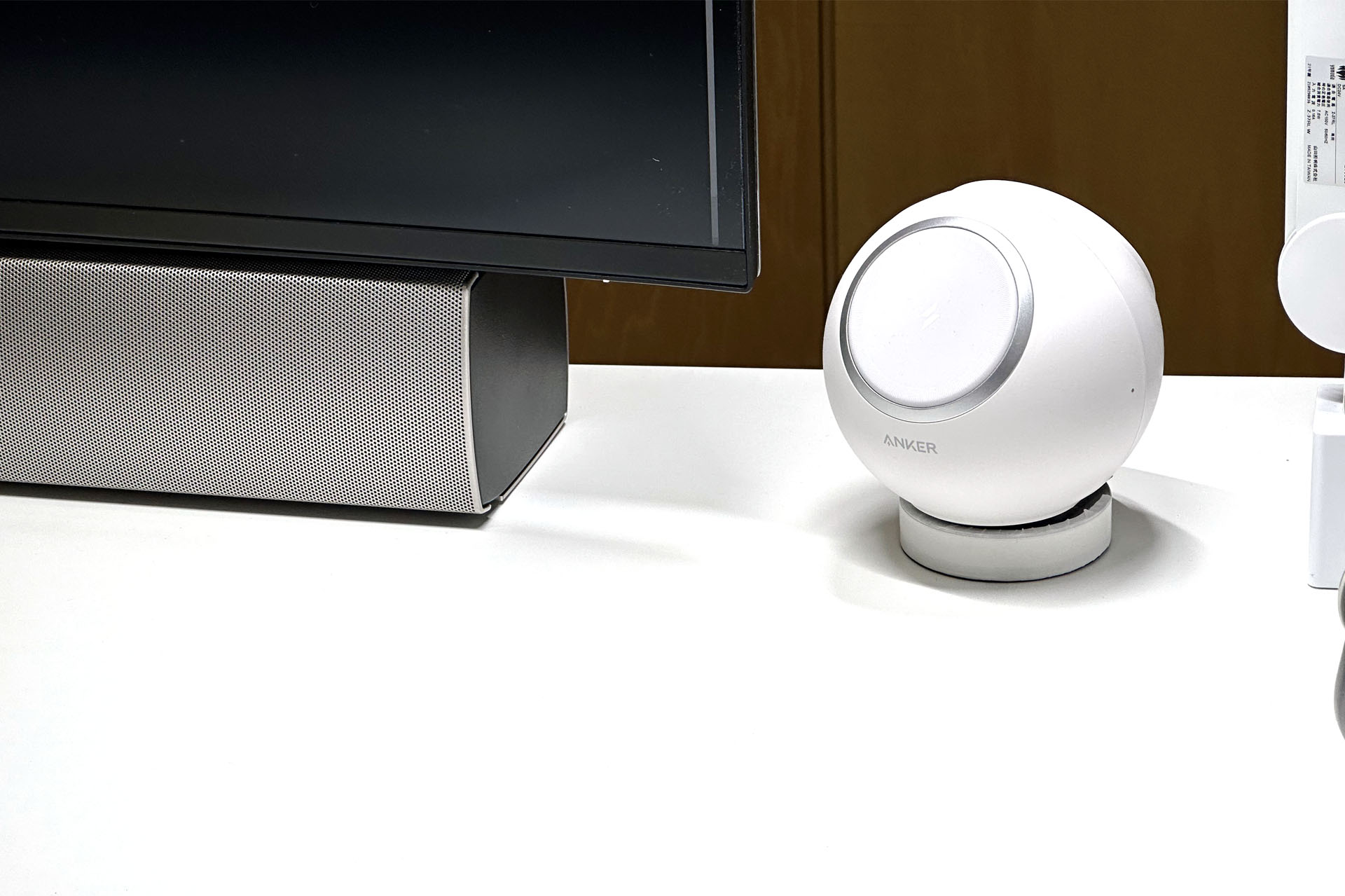 あら。ディスプレイ右端下に空間が。……ココにUGREENキューブ型を置いたら、デスク右側関連のUSB給電・AC電源が快適＆便利化するかも！　と思って速攻で2台目のUGREENキューブ型を買おうとしたら、あっなんか100Wのがあるらしい!!!　ってコトで買うじゃないですかぁ〜