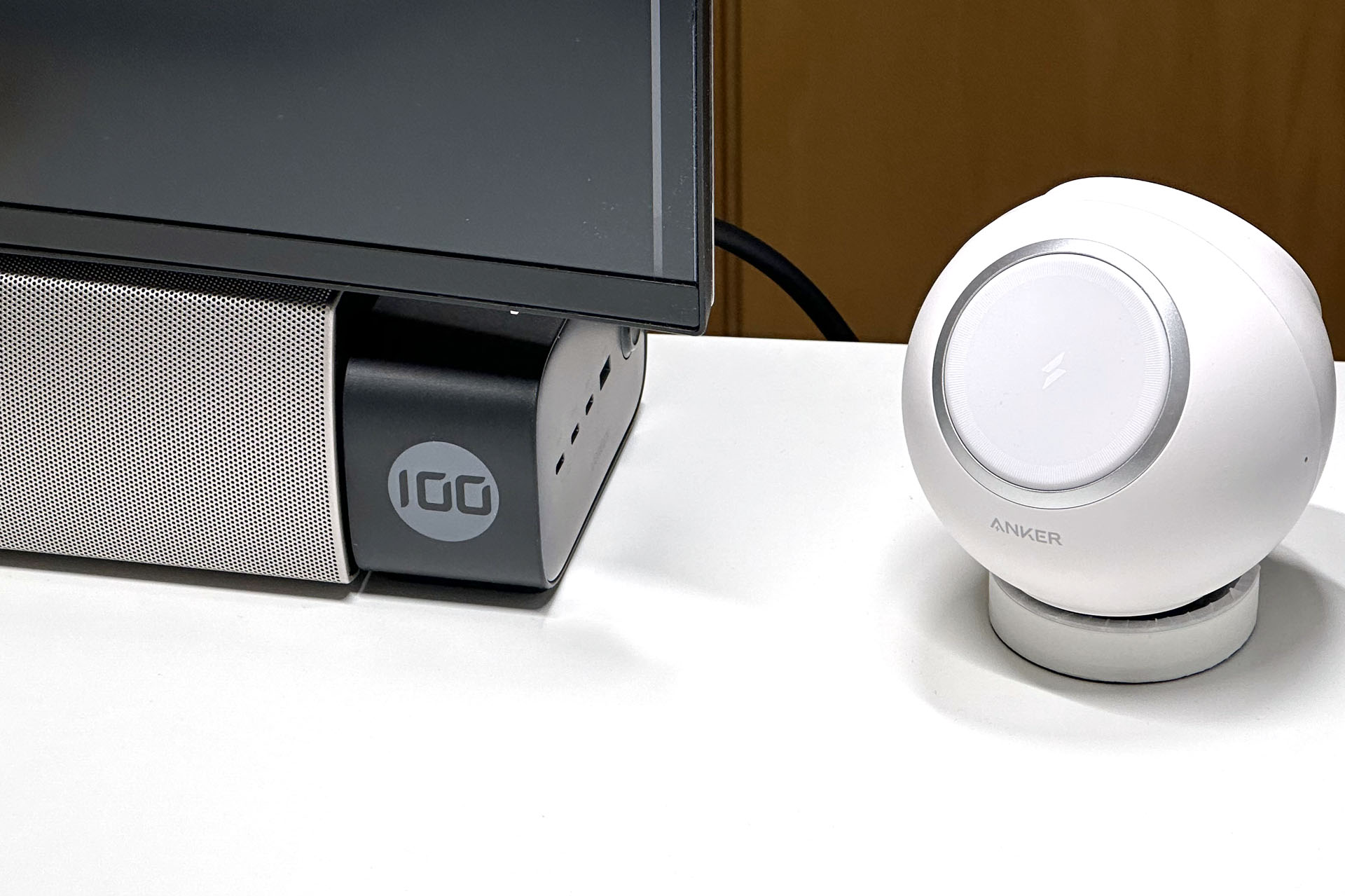 買ったのは<a href="https://amzn.asia/d/85xmUlx" class="strong bn" target="_blank">「UGREEN DigiNest Pro 100W」</a>。サイズ測って買ったから置くとピッタリじゃないですかぁ〜。でも「100」ってマークがダサいじゃないですかぁ〜そのうち黒いテープ貼って見えなくしようとか思うじゃないですかぁ〜