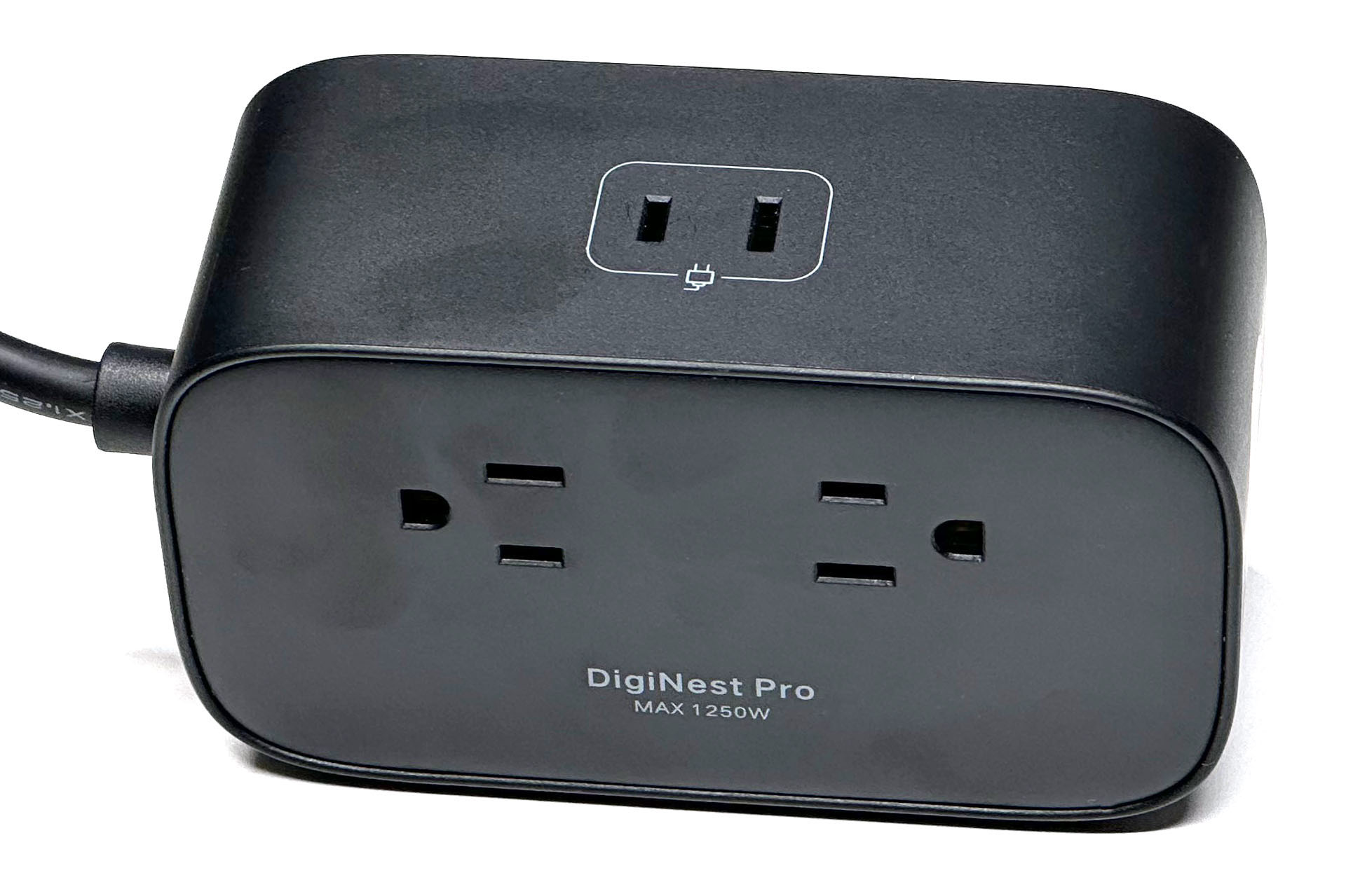 背面と上面に合計3つのACアウトレット（コンセント）がある