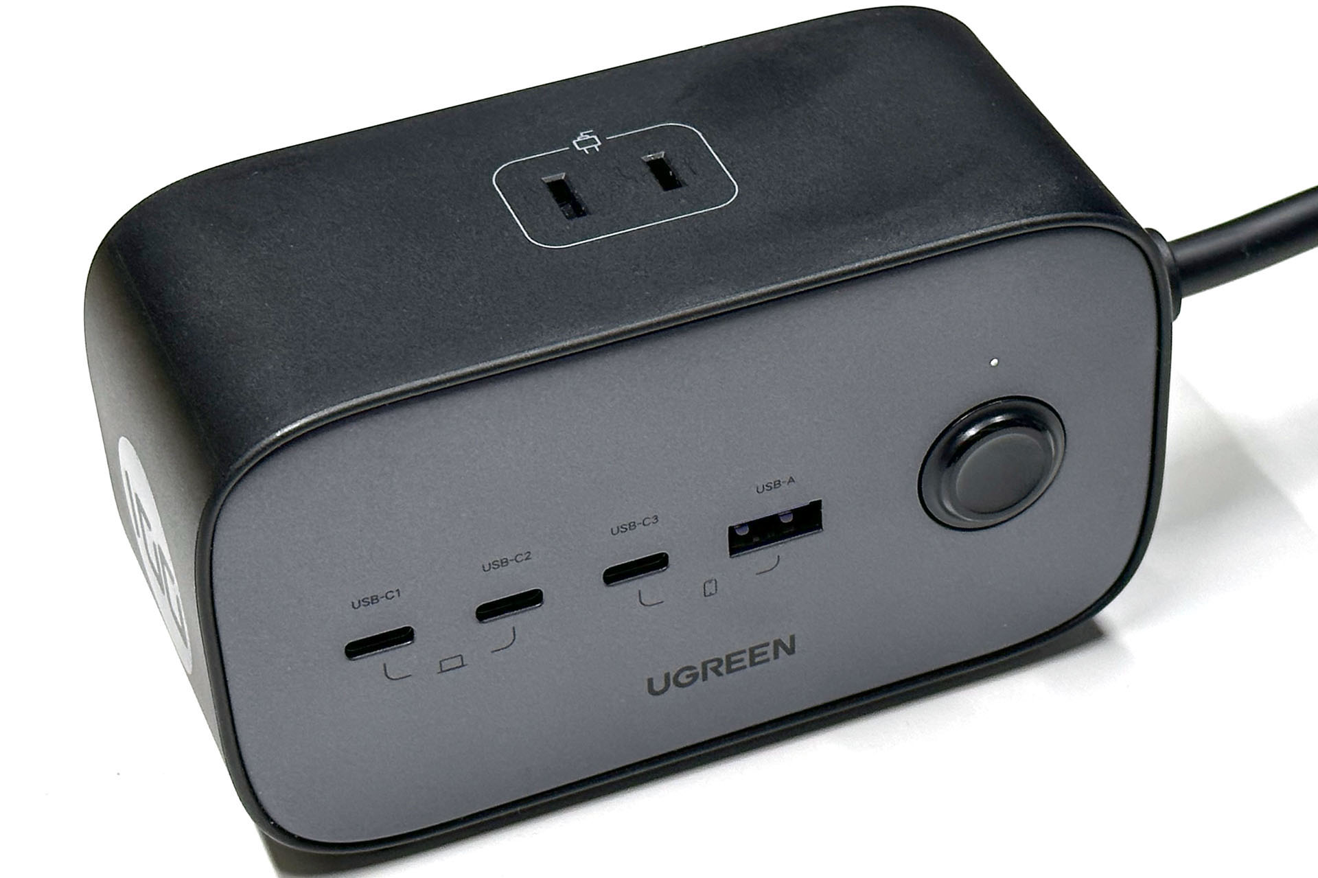 前面に一括集中スイッチがあり、ACアウトレットおよびUSB給電をまとめてオンオフできる。このスイッチは軽いプッシュ式で、押す毎に（リレーの小さな音がしつつ）オンオフが切り替わる