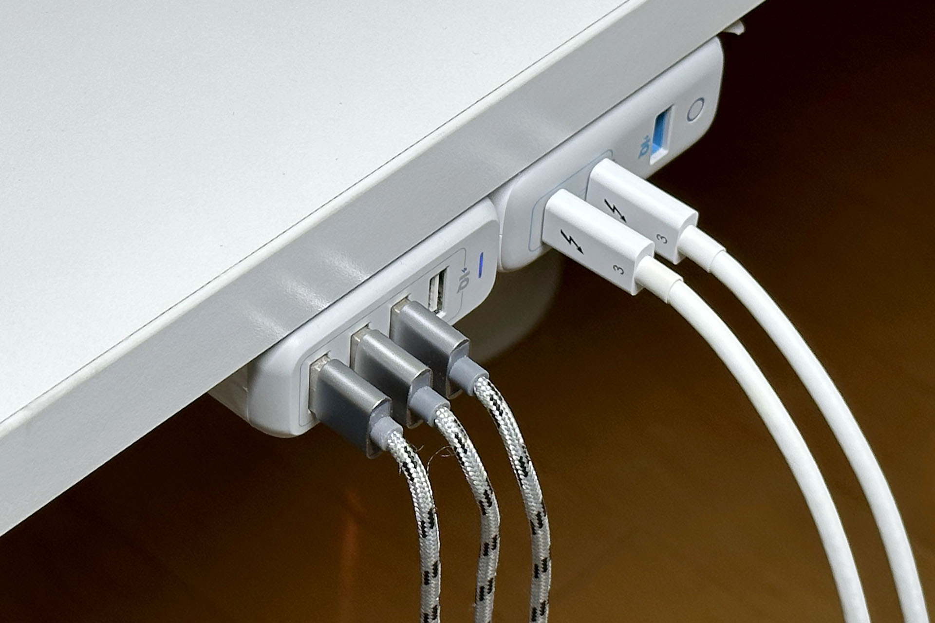 机の手前端にUSB給電ポートが出現するので、必要に応じてUSBケーブルをつないでデバイスを充電する。USB-ACアダプターの安定性はスゲくよく、片手で容易にUSBケーブルの着脱ができる