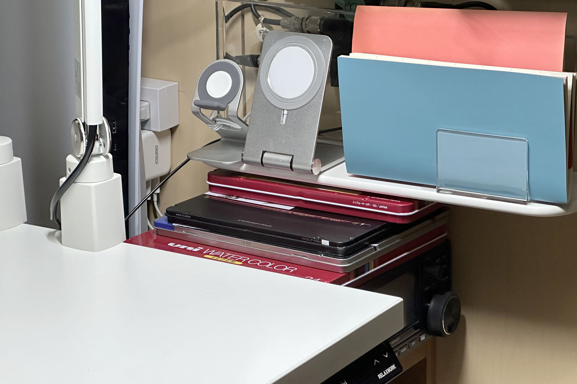 Apple Watch充電器とMagSafe充電器。デスクの右側にある