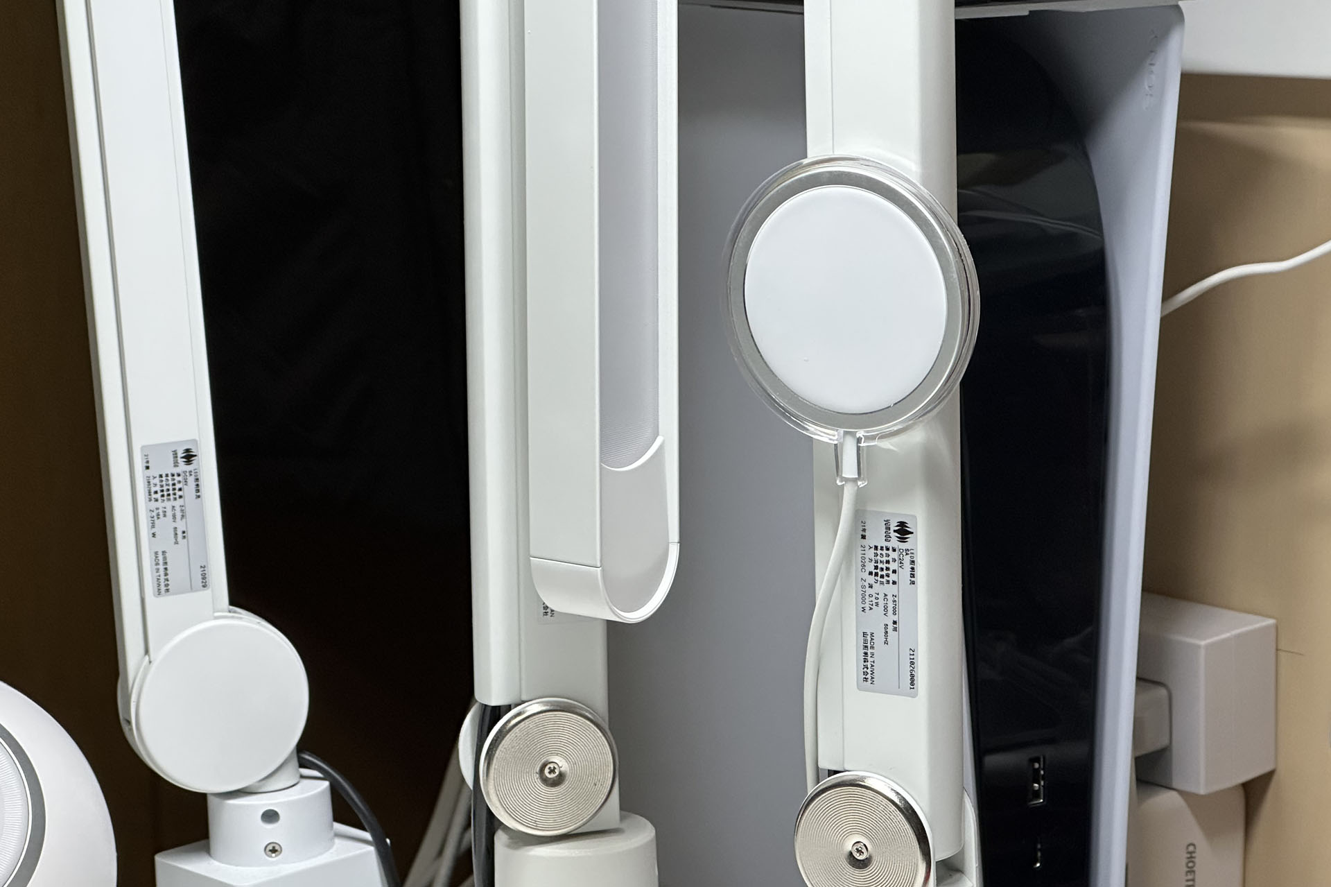 この状態でiPhoneを安定的に吸着・充電できる。場所を取らずいいかも！